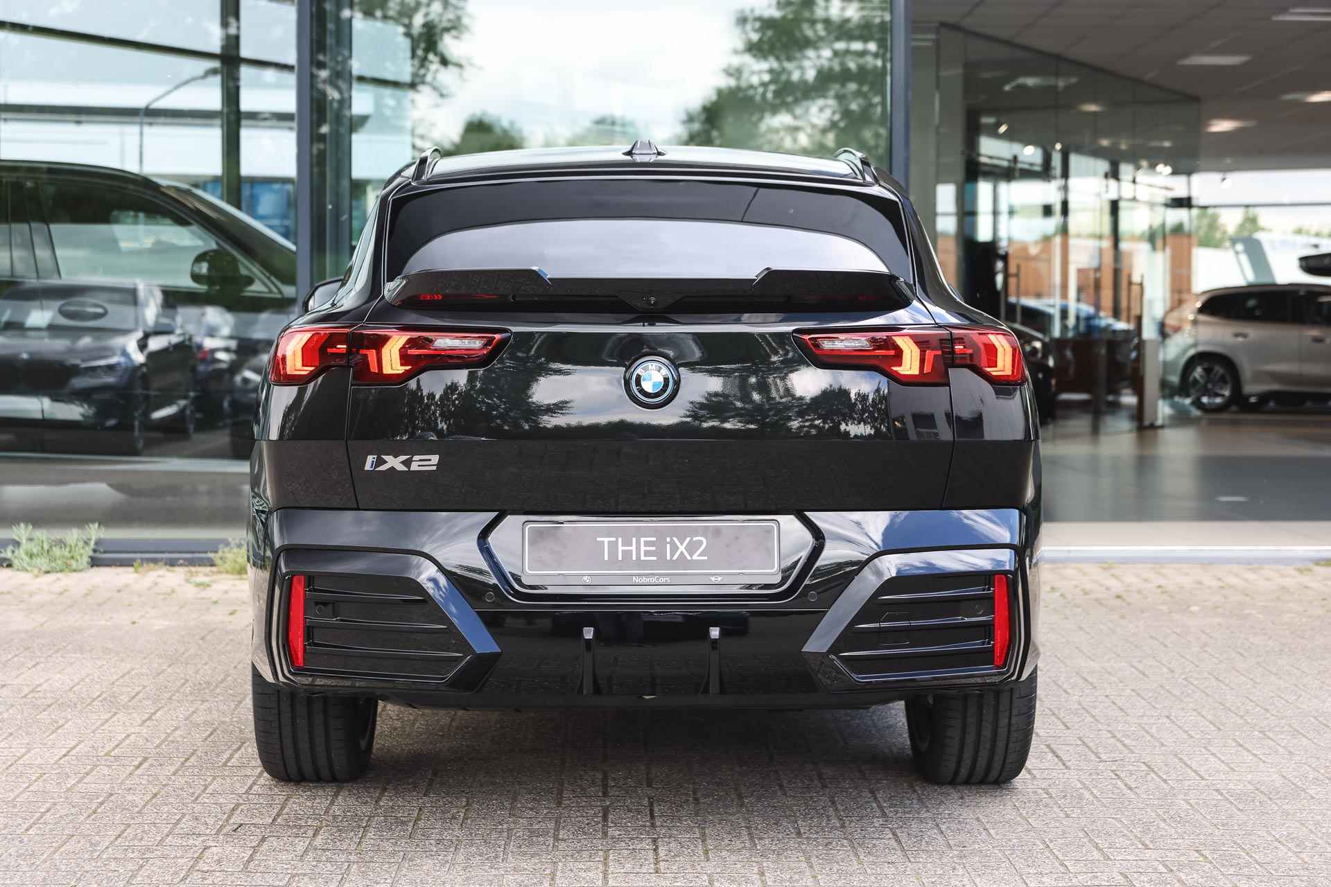 BMW iX2 eDrive20 High Executive M Sport 65kWh / Panoramadak / Trekhaak / Sportstoelen / Parking Assistant Plus / Adaptieve LED / Driving Assistant Professional / Adaptief M Onderstel - 7/36