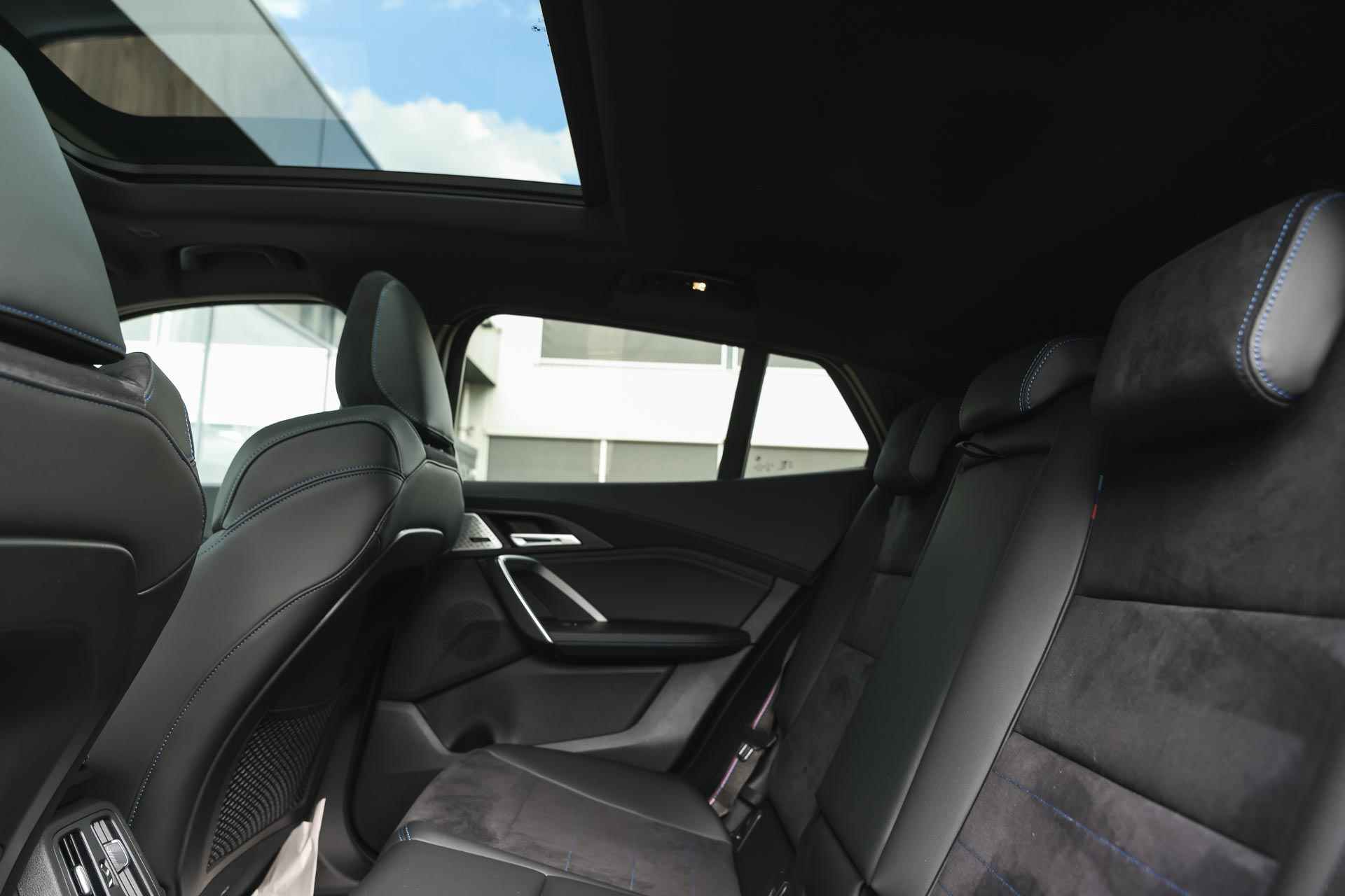 BMW iX2 eDrive20 High Executive M Sport 65kWh / Panoramadak / Trekhaak / Sportstoelen / Parking Assistant Plus / Adaptieve LED / Driving Assistant Professional / Adaptief M Onderstel - 11/36