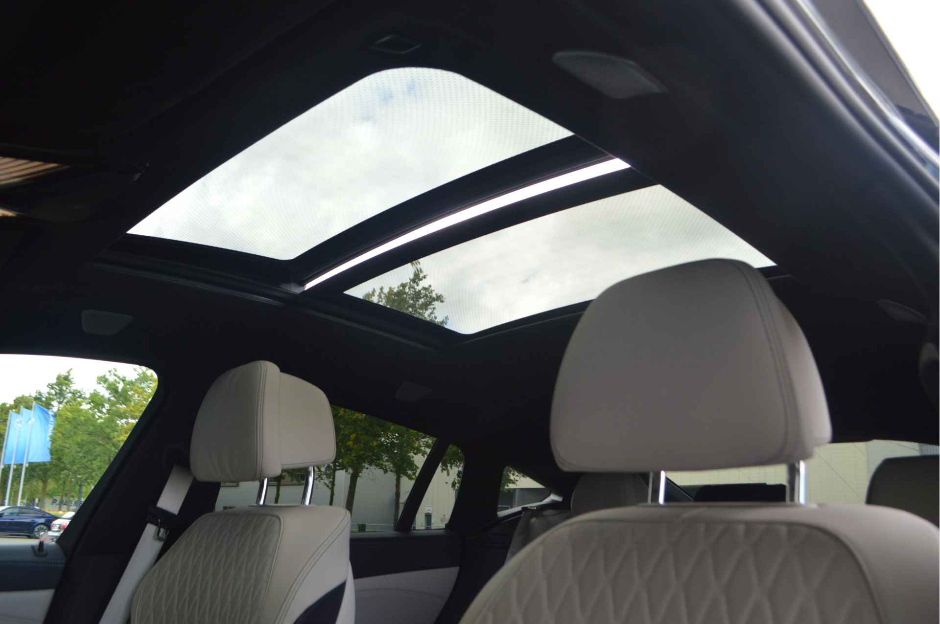 BMW X6 M50i High Executive Automaat / Panoramadak Sky Lounge / Laserlight / Bowers & Wilkins / Parking Assistant Plus / Adaptief M Onderstel / Stoelventilatie - 7/37