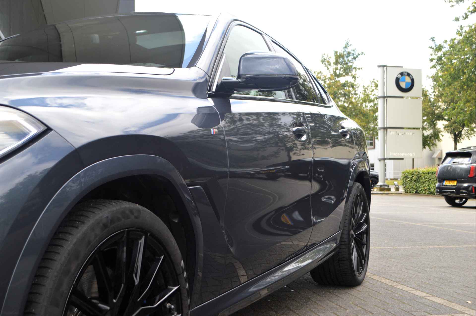 BMW X6 M50i High Executive Automaat / Panoramadak Sky Lounge / Laserlight / Bowers & Wilkins / Parking Assistant Plus / Adaptief M Onderstel / Stoelventilatie - 17/37