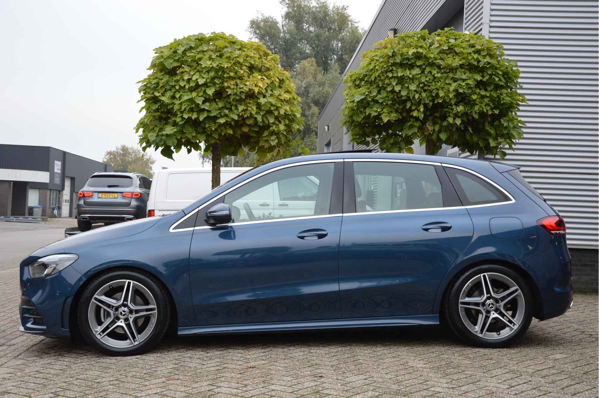 Mercedes-Benz B-Klasse 180 AMG-LINE | AUTOMAAT | PANORAMADAAK | CAMERA | APPLE CARPLAY | TREKHAAK | LED | - 16/35