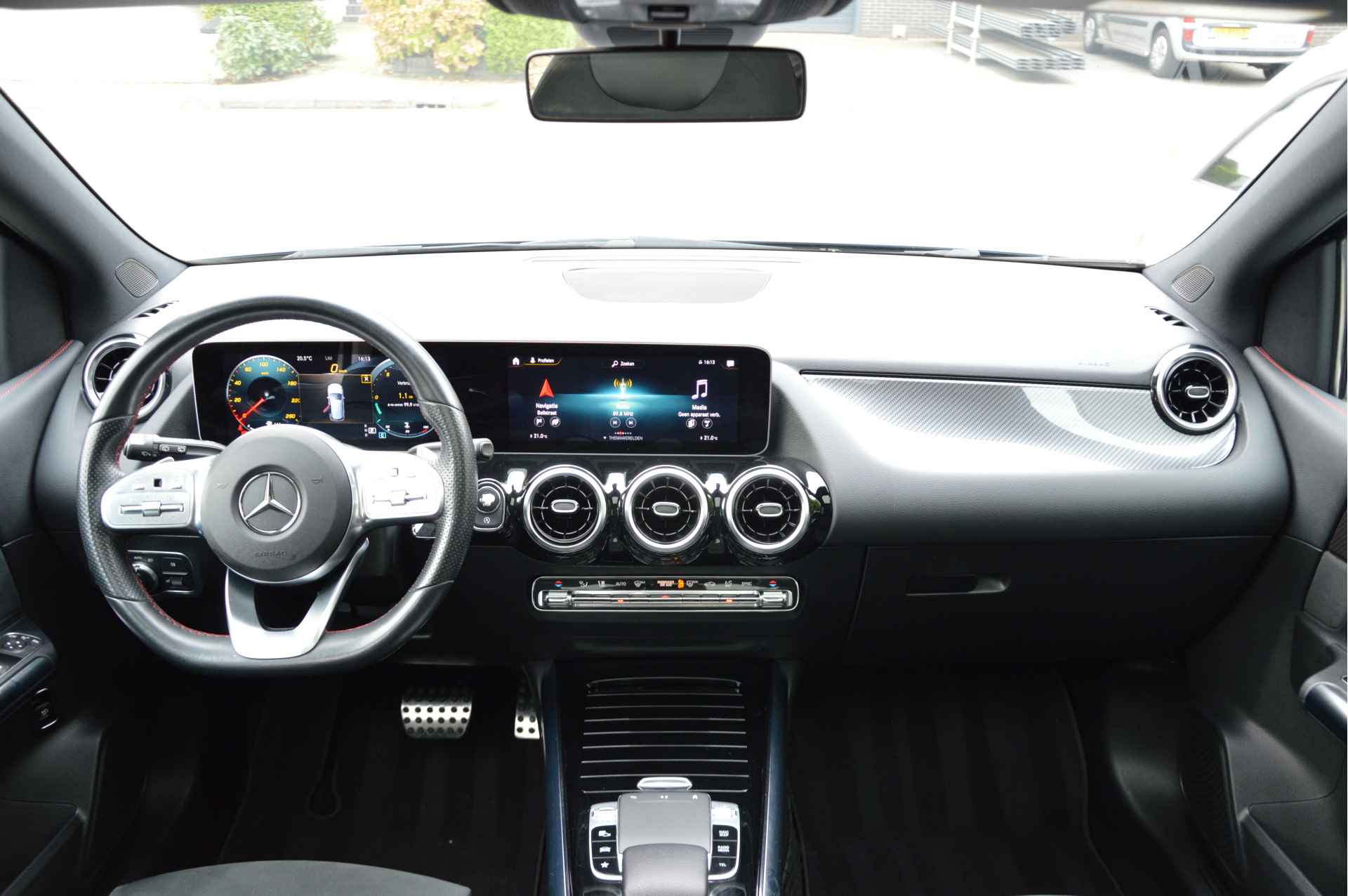 Mercedes-Benz B-Klasse 180 AMG-LINE | AUTOMAAT | PANORAMADAAK | CAMERA | APPLE CARPLAY | TREKHAAK | LED | - 32/35