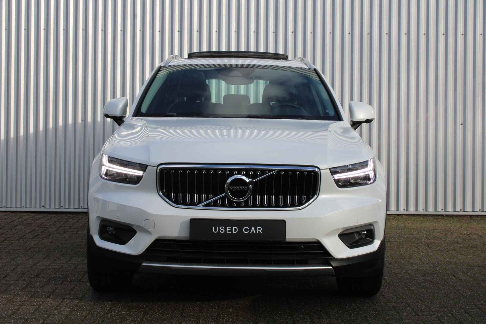 Volvo XC40 T4 AWD Inscription, Panoramadak, Achteruitrijcamera, Full map navigatie, Lederen bekleding, Elektrisch bedienbare bestuurdersstoel met geheugenfunctie, Semi elektrische trekhaak, Adaptieve Cruise control, Pilot assist, Harman/Kardon premium audio - 2/35