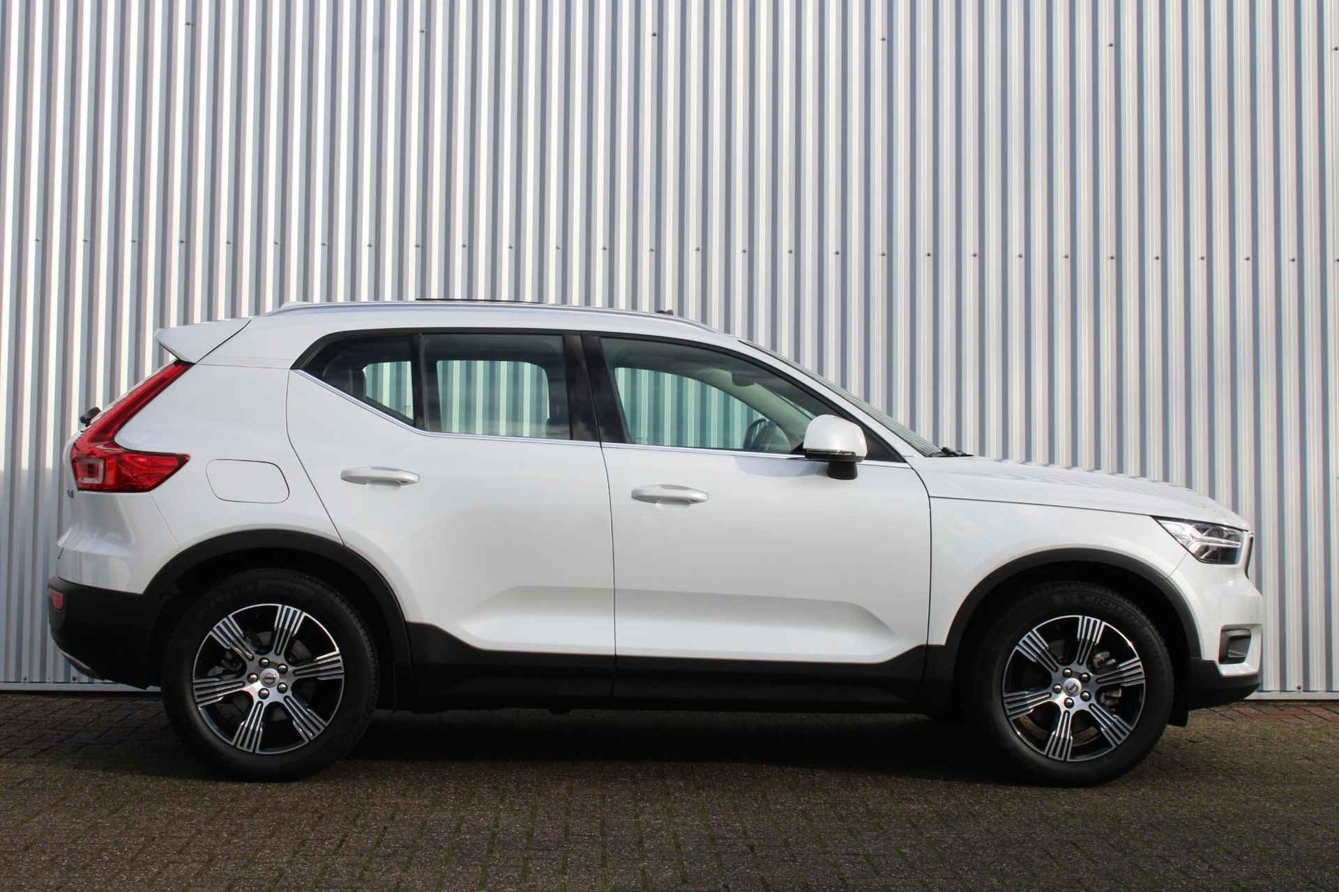 Volvo XC40 T4 AWD Inscription, Panoramadak, Achteruitrijcamera, Full map navigatie, Lederen bekleding, Elektrisch bedienbare bestuurdersstoel met geheugenfunctie, Semi elektrische trekhaak, Adaptieve Cruise control, Pilot assist, Harman/Kardon premium audio - 3/35