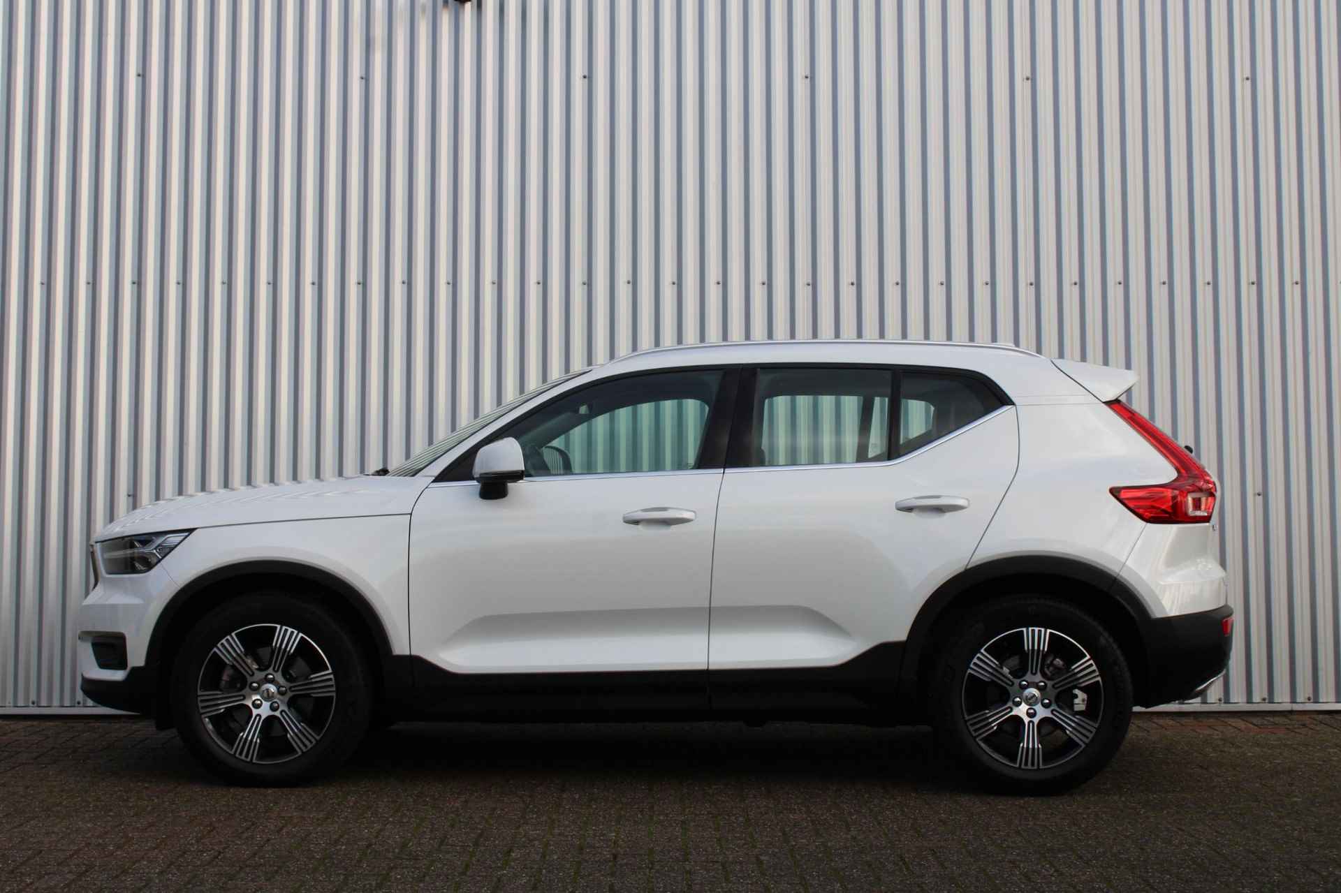 Volvo XC40 T4 AWD Inscription, Panoramadak, Achteruitrijcamera, Full map navigatie, Lederen bekleding, Elektrisch bedienbare bestuurdersstoel met geheugenfunctie, Semi elektrische trekhaak, Adaptieve Cruise control, Pilot assist, Harman/Kardon premium audio - 4/35