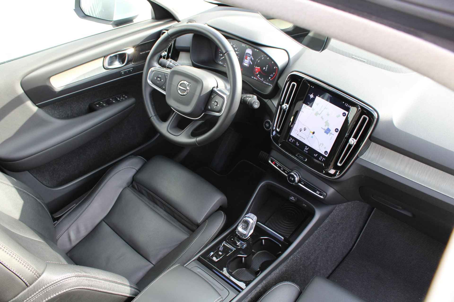 Volvo XC40 T4 AWD Inscription, Panoramadak, Achteruitrijcamera, Full map navigatie, Lederen bekleding, Elektrisch bedienbare bestuurdersstoel met geheugenfunctie, Semi elektrische trekhaak, Adaptieve Cruise control, Pilot assist, Harman/Kardon premium audio - 9/35