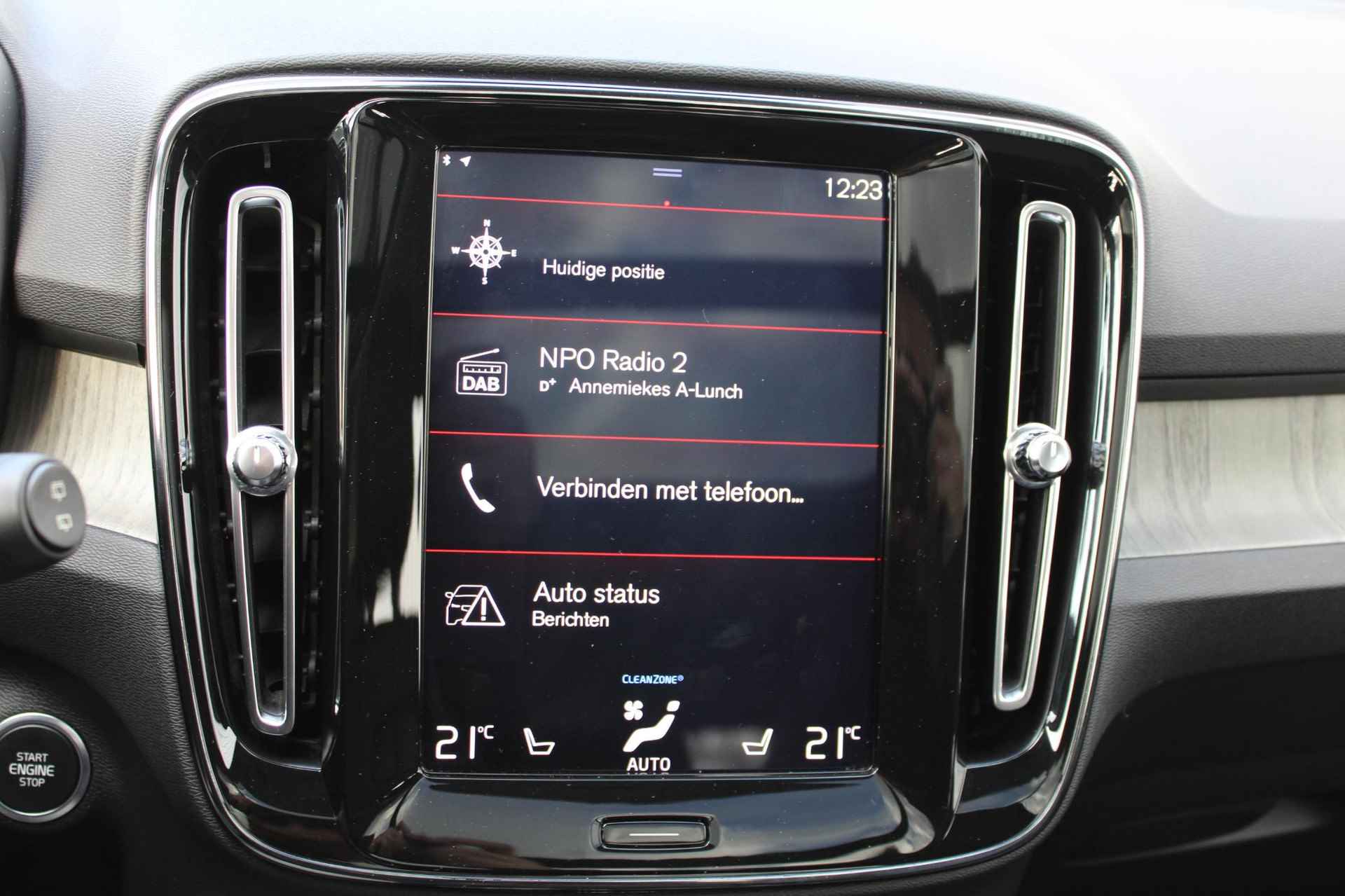 Volvo XC40 T4 AWD Inscription, Panoramadak, Achteruitrijcamera, Full map navigatie, Lederen bekleding, Elektrisch bedienbare bestuurdersstoel met geheugenfunctie, Semi elektrische trekhaak, Adaptieve Cruise control, Pilot assist, Harman/Kardon premium audio - 14/35