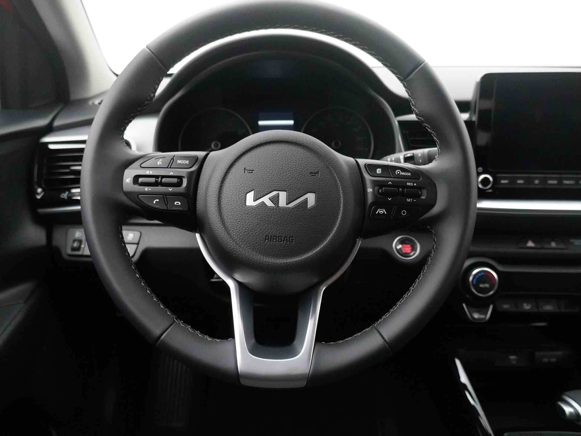 Kia Stonic 1.0 T-GDi 120PK MHEV DynamicPlusLine Automaat * Direct leverbaar * - Navigatie - Climate control - LED koplampen - DAB - Fabrieksgarantie tot 2031 - 40/52