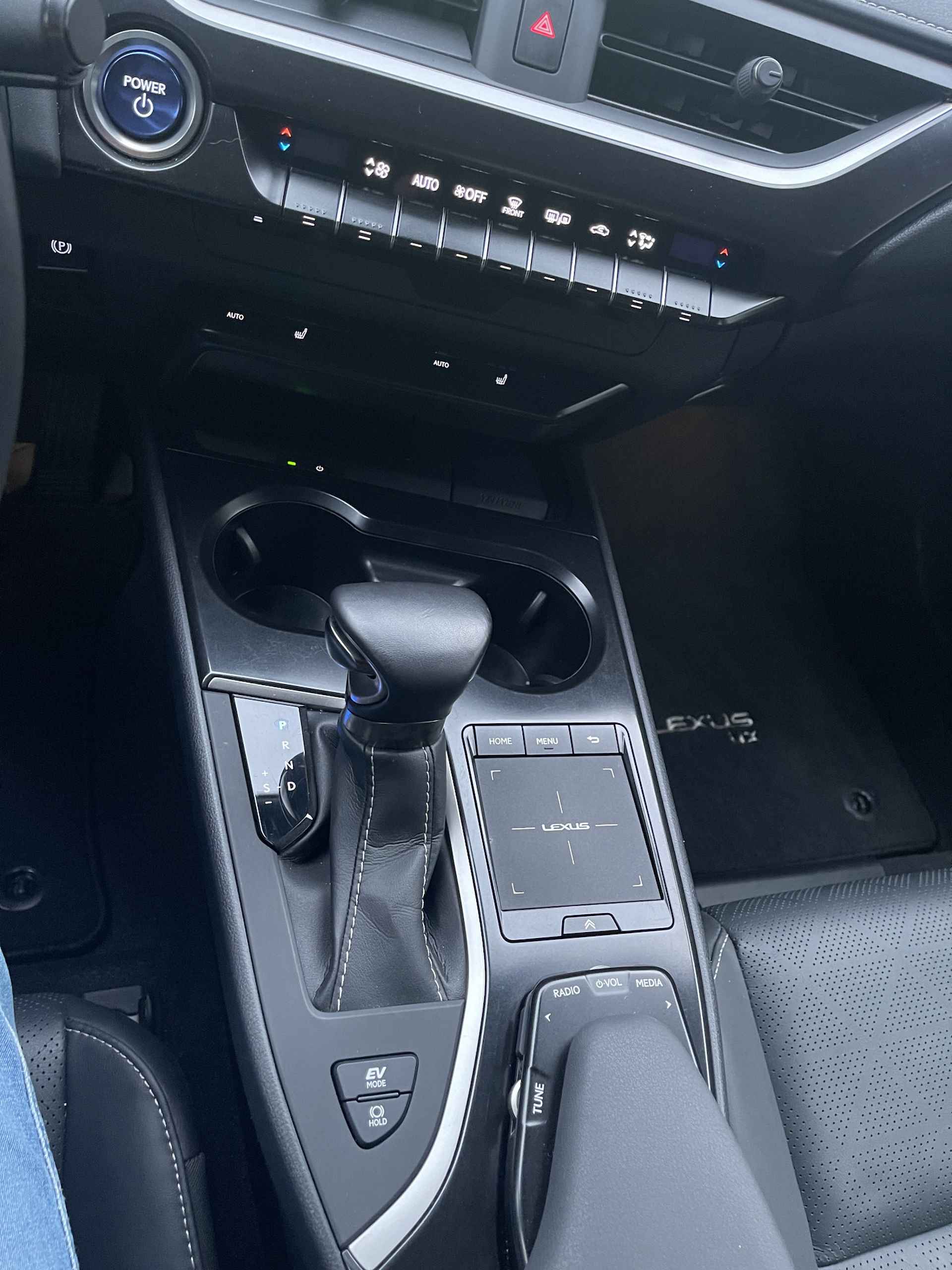 Lexus UX-250h Luxury Line Trekhaak afn. kogel / Apple/Android Carplay / Navi / Camera / All-season banden / Led koplampen / Keyless / Dodehoek - 25/26