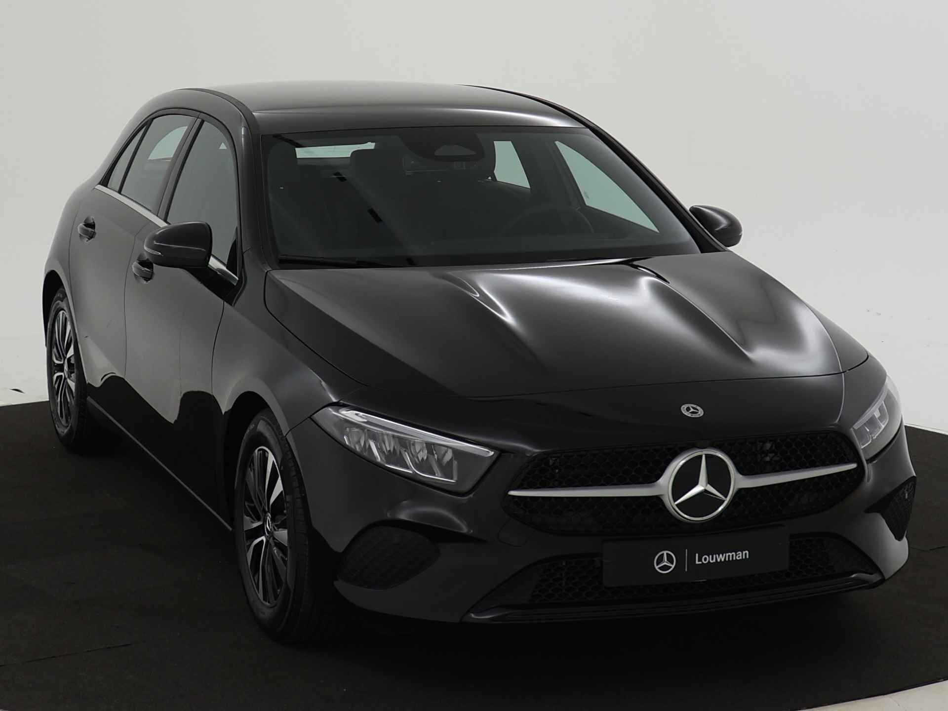 Mercedes-Benz A-Klasse 180 Star Edition | Dodehoekassistent | Parkeerpakket met achteruitrijcamera | Extra USB-poorten | High-performance led-koplampen | Verwarmde stoelen vooraan | 	Spiegelpakket | - 23/39