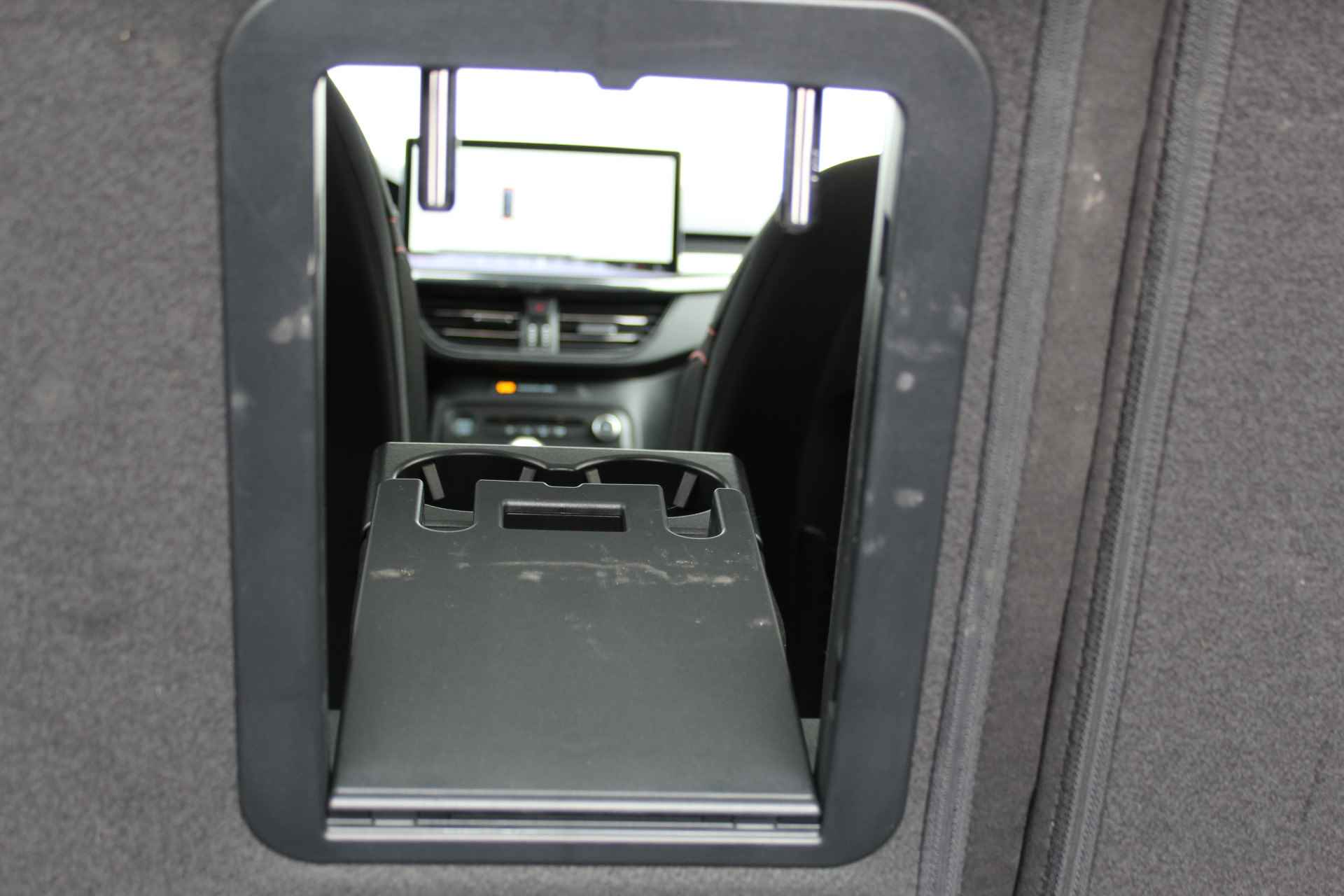 Ford FOCUS Wagon 1.0-125pk EcoBoost Hybrid ST-Line X. Mooie, luxe uitvoering met slechts 16.000km ! Volautm. airco dual, navigatie, telefoonvoorb., B&O soundsyst., ergonomische stoelen, stoel-, stuur- en voorraamverw., bestuurders assistent pakket, elektr. panoramadak etc. - 12/48