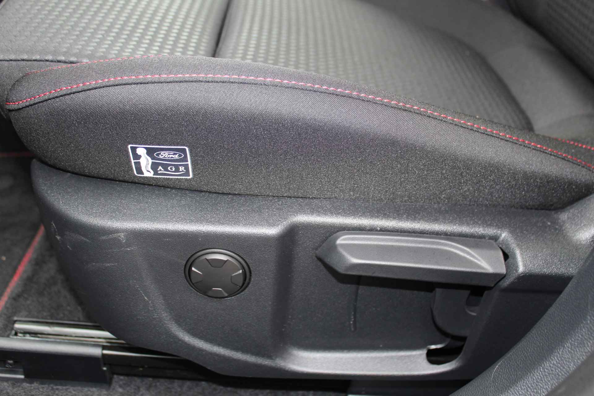Ford FOCUS Wagon 1.0-125pk EcoBoost Hybrid ST-Line X. Mooie, luxe uitvoering met slechts 16.000km ! Volautm. airco dual, navigatie, telefoonvoorb., B&O soundsyst., ergonomische stoelen, stoel-, stuur- en voorraamverw., bestuurders assistent pakket, elektr. panoramadak etc. - 37/48