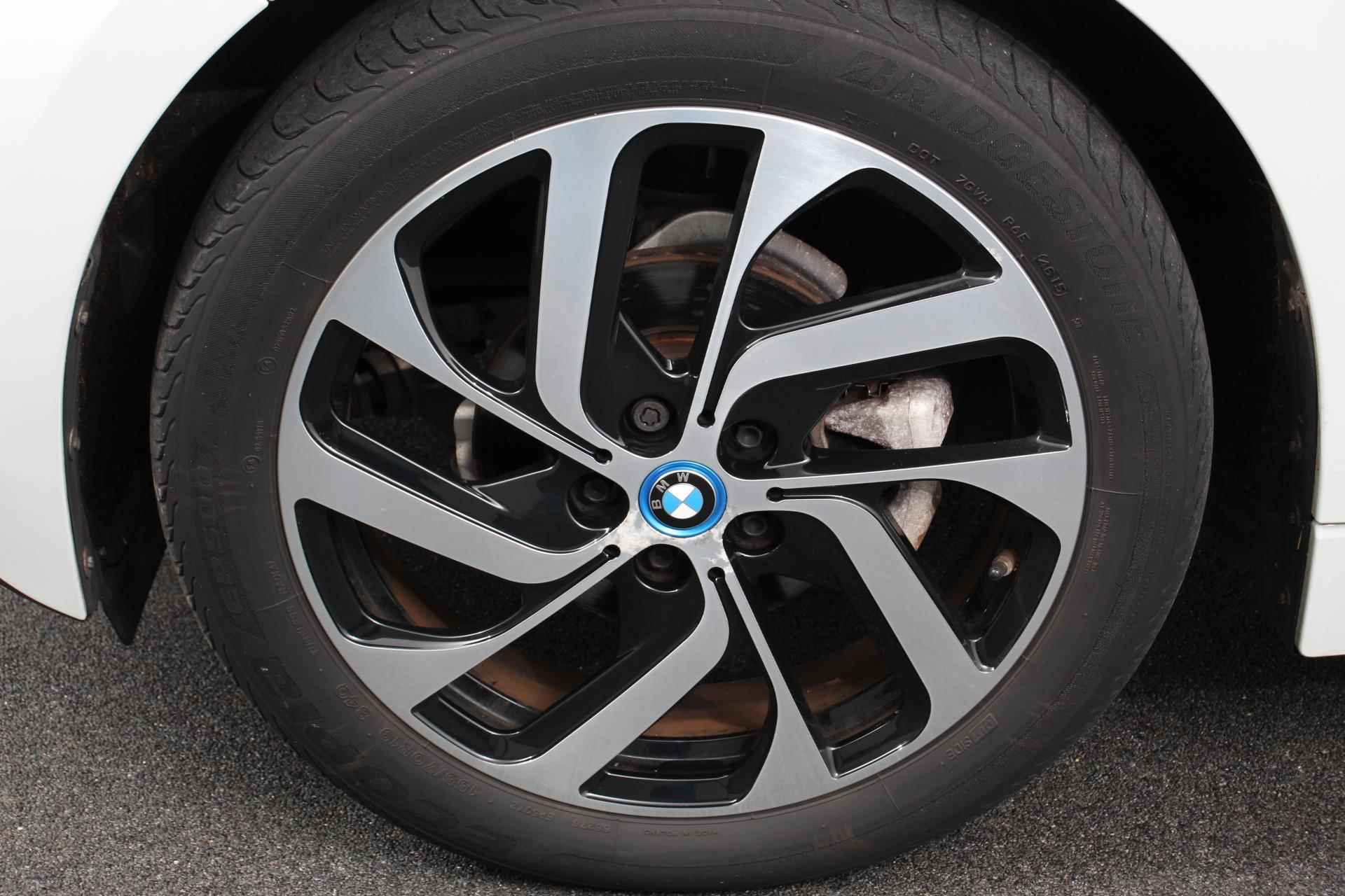 BMW i3 Basis Comfort Advance € 2000,- subsidie particulier 2024 mogelijk! | Navigatie | Climate Control | Lichtmetalen velgen | Led | Stoelverwarming - 22/28
