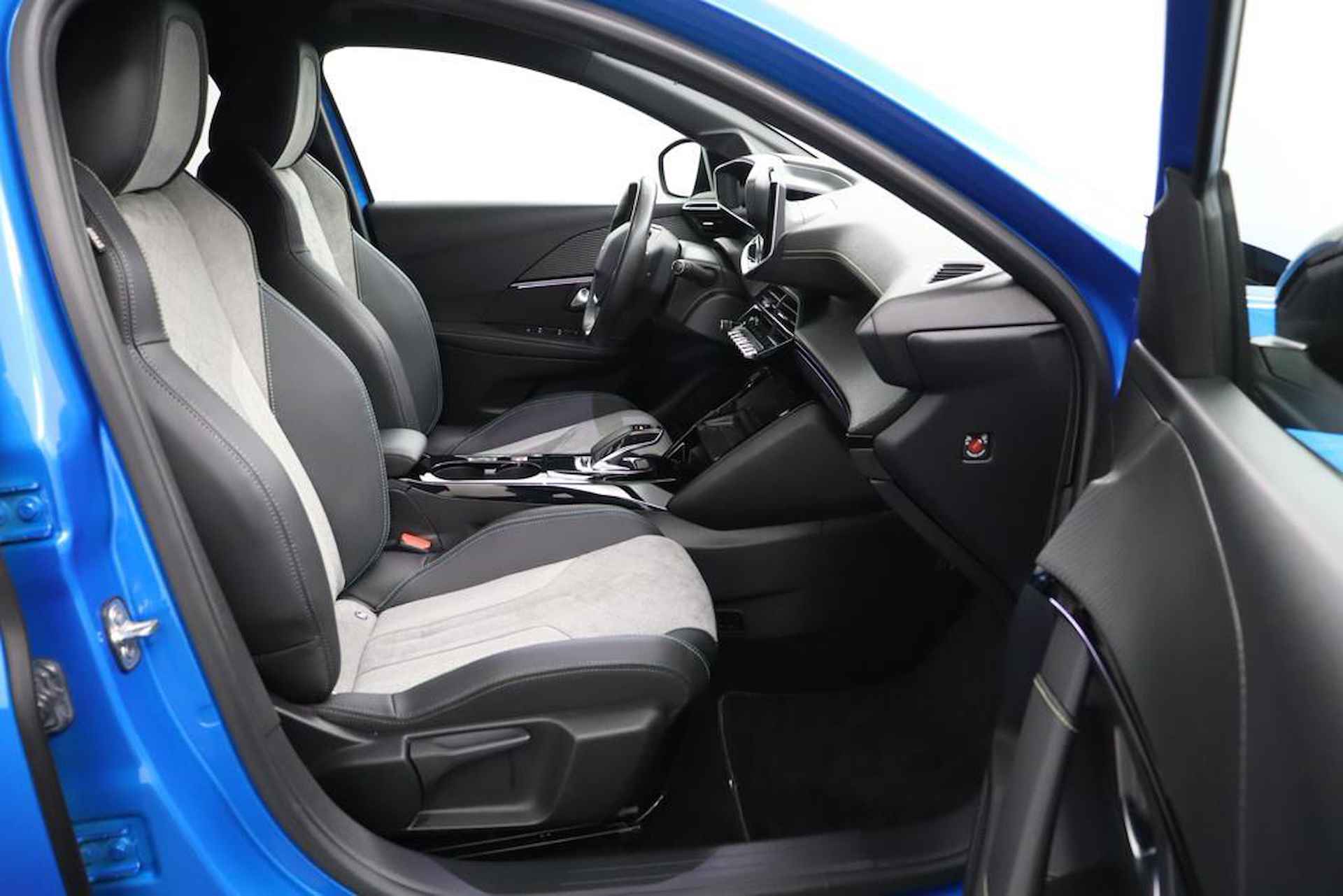 Peugeot e-208 EV GT 350 50 kWh | Navi | Camera | Ad. Cruise | Sportstoelen verwarmd | Blindspot | LED | PDC V+A | LMV 17inch | 21.755 km! - 17/53