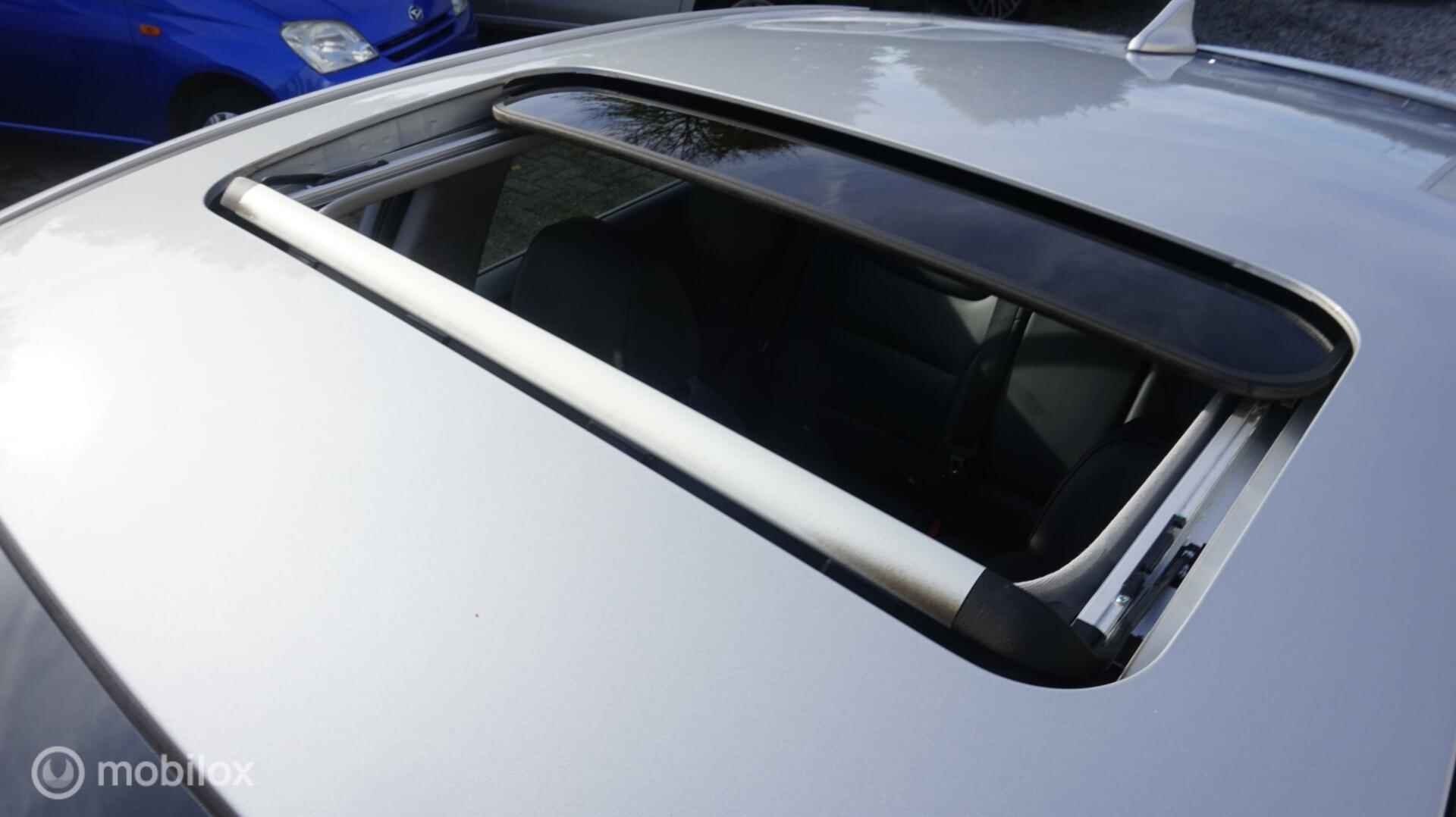 Hyundai IONIQ Premium EV Leder | Navi | Elektr. Stoelverstelling | € 17.895 na subsidie - 8/37