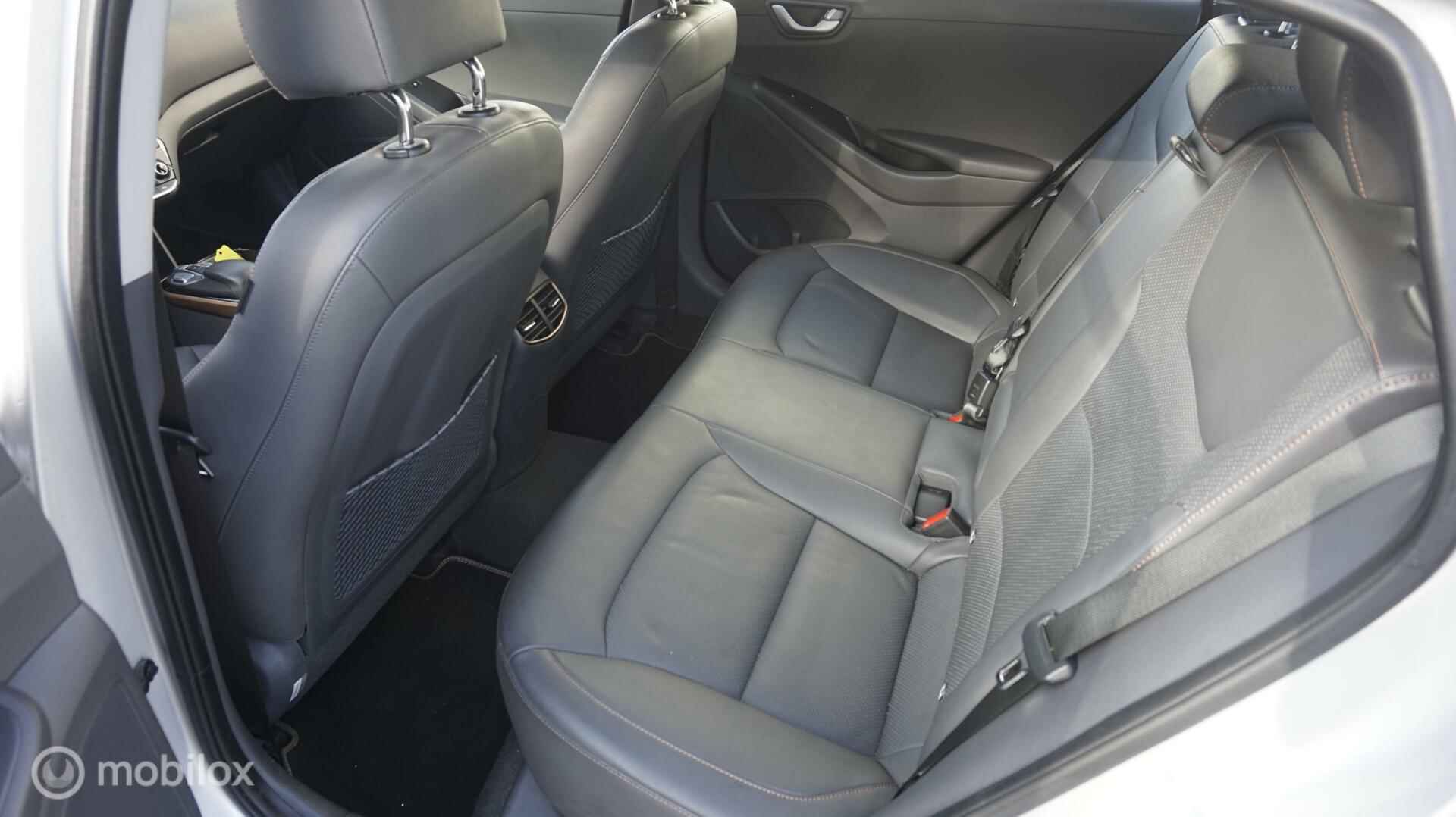 Hyundai IONIQ Premium EV Leder | Navi | Elektr. Stoelverstelling | € 17.895 na subsidie - 11/37