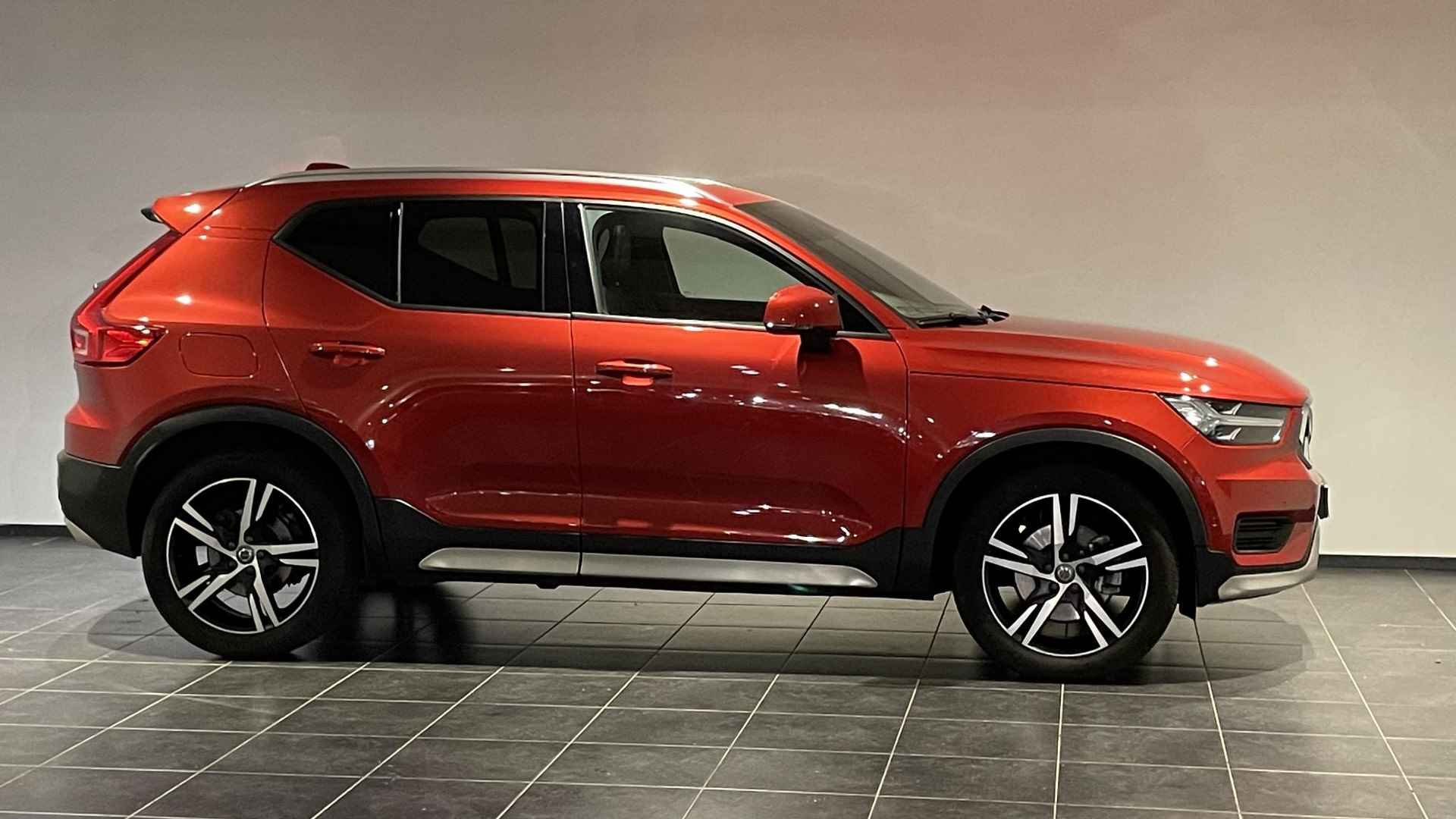 Volvo XC40 2.0 T4 Momentum |Navigatie | Panoramadak | Achteruitrijcamera | - 7/32