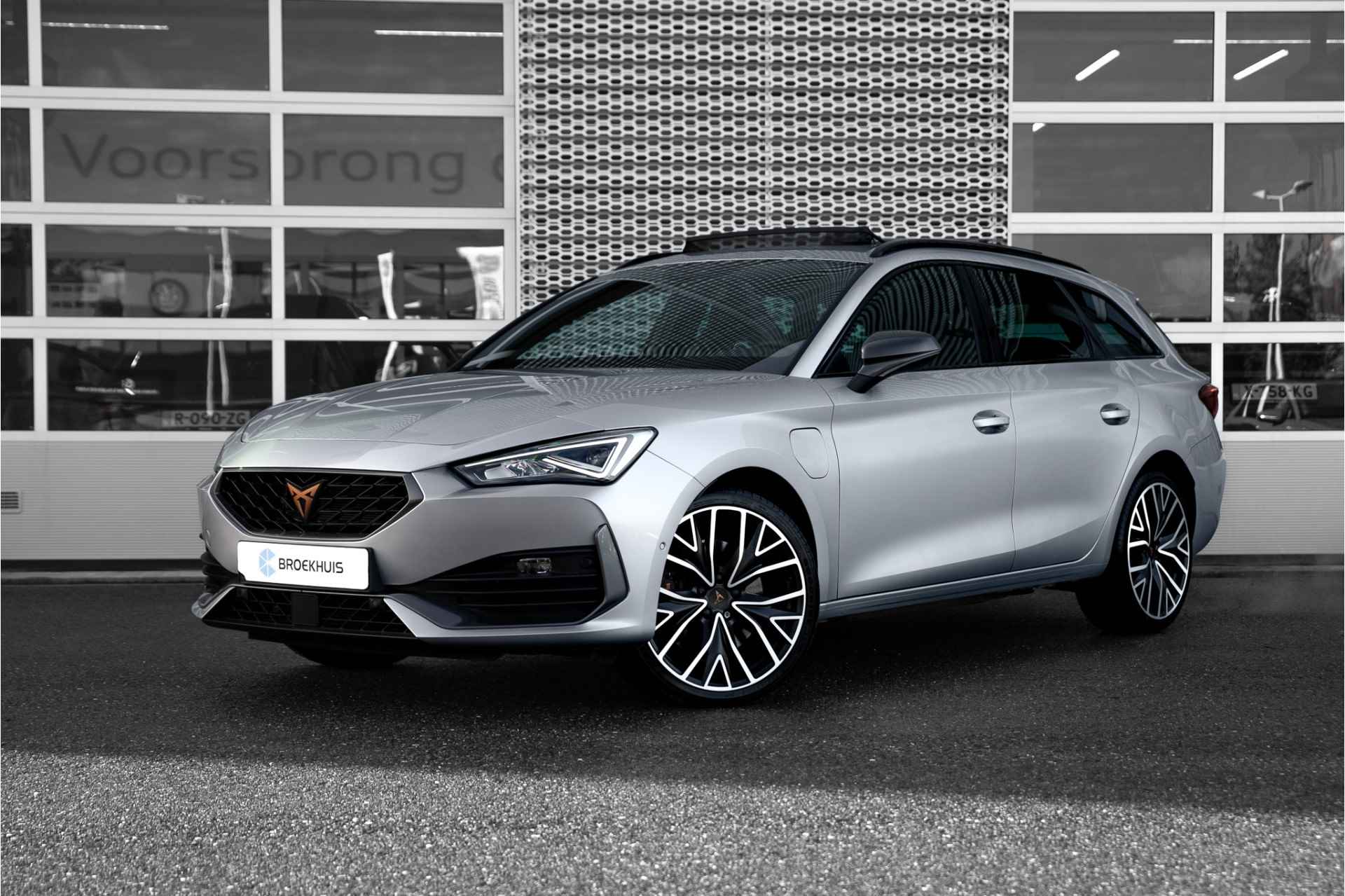 CUPRA Leon Adrenaline 1.4 TSI e-Hybrid 180kW / 245pk | Panoramadak | Navigatie | Carplay - 1/28