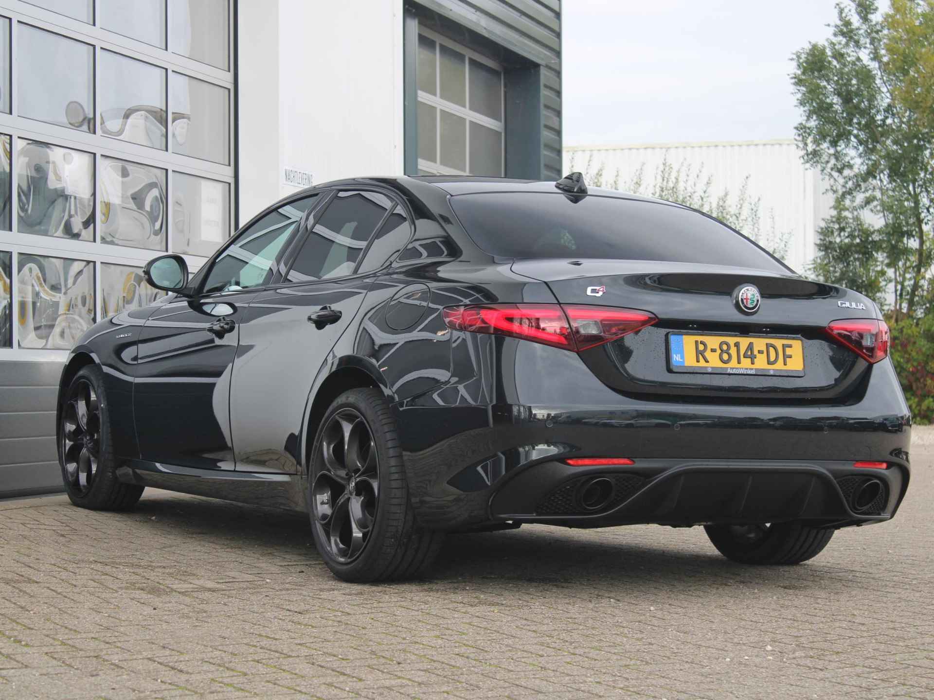 Alfa Romeo Giulia 2.0 Turbo Aut. 320pk AWD Veloce | Schuif-/Kanteldak | Xenon | Navi | Leder | Apple Carplay | 19" | Adas 2 | Stoel-/stuurverwarming | Camera | Harman Kardon - 2/38