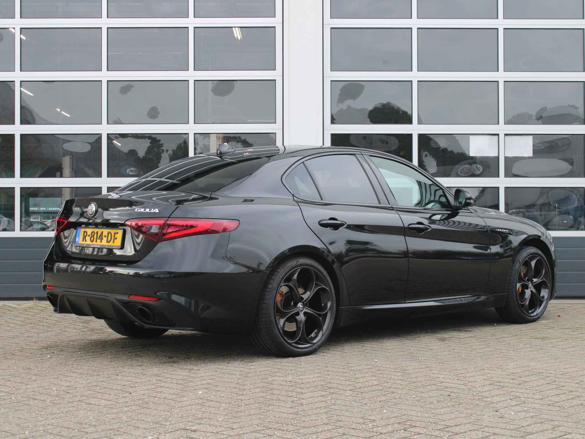 Alfa Romeo Giulia 2.0 Turbo Aut. 320pk AWD Veloce | Schuif-/Kanteldak | Xenon | Navi | Leder | Apple Carplay | 19" | Adas 2 | Stoel-/stuurverwarming | Camera | Harman Kardon - 4/35