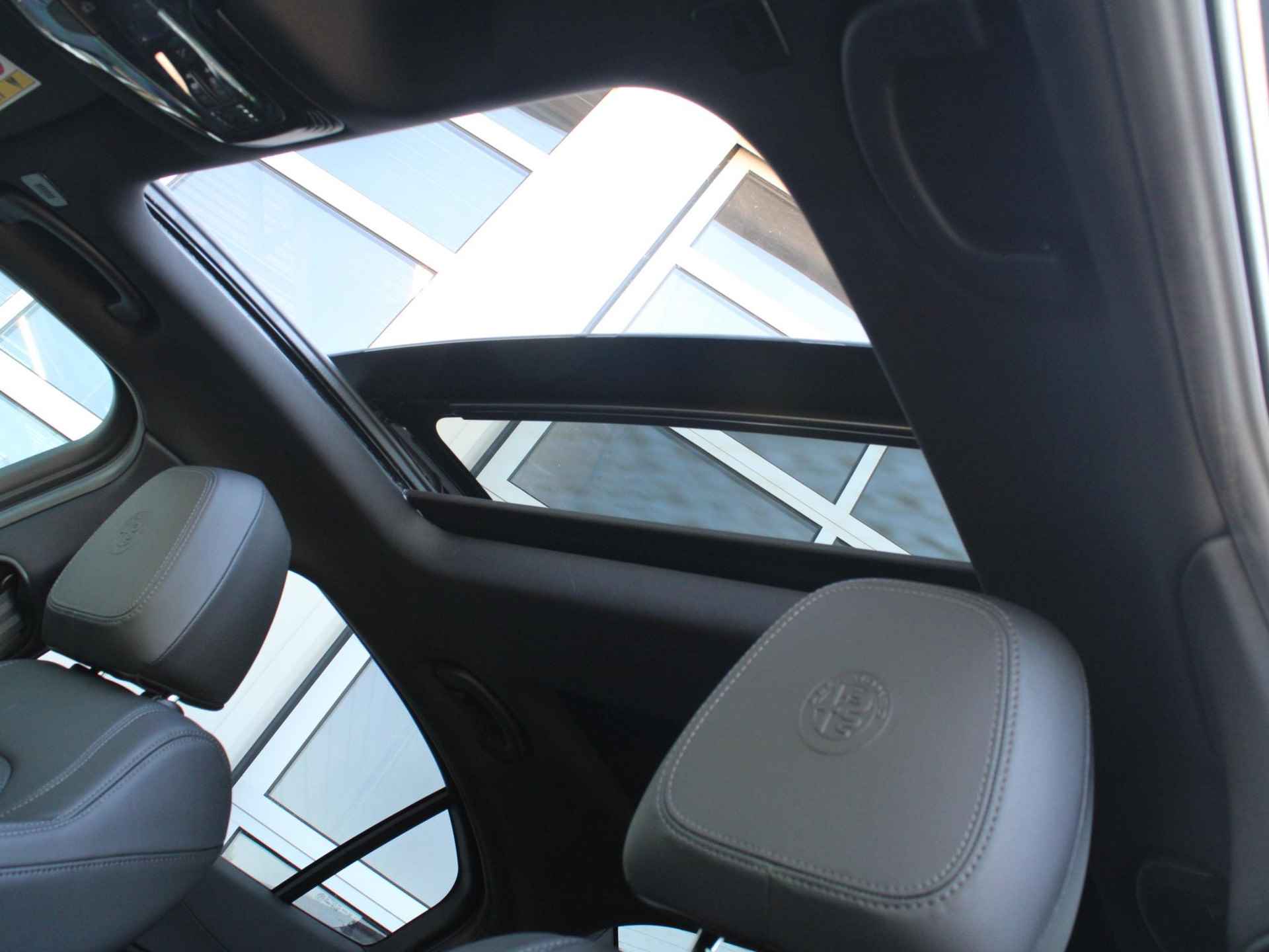 Alfa Romeo Giulia 2.0 Turbo Aut. 320pk AWD Veloce | Schuif-/Kanteldak | Xenon | Navi | Leder | Apple Carplay | 19" | Adas 2 | Stoel-/stuurverwarming | Camera | Harman Kardon - 9/35