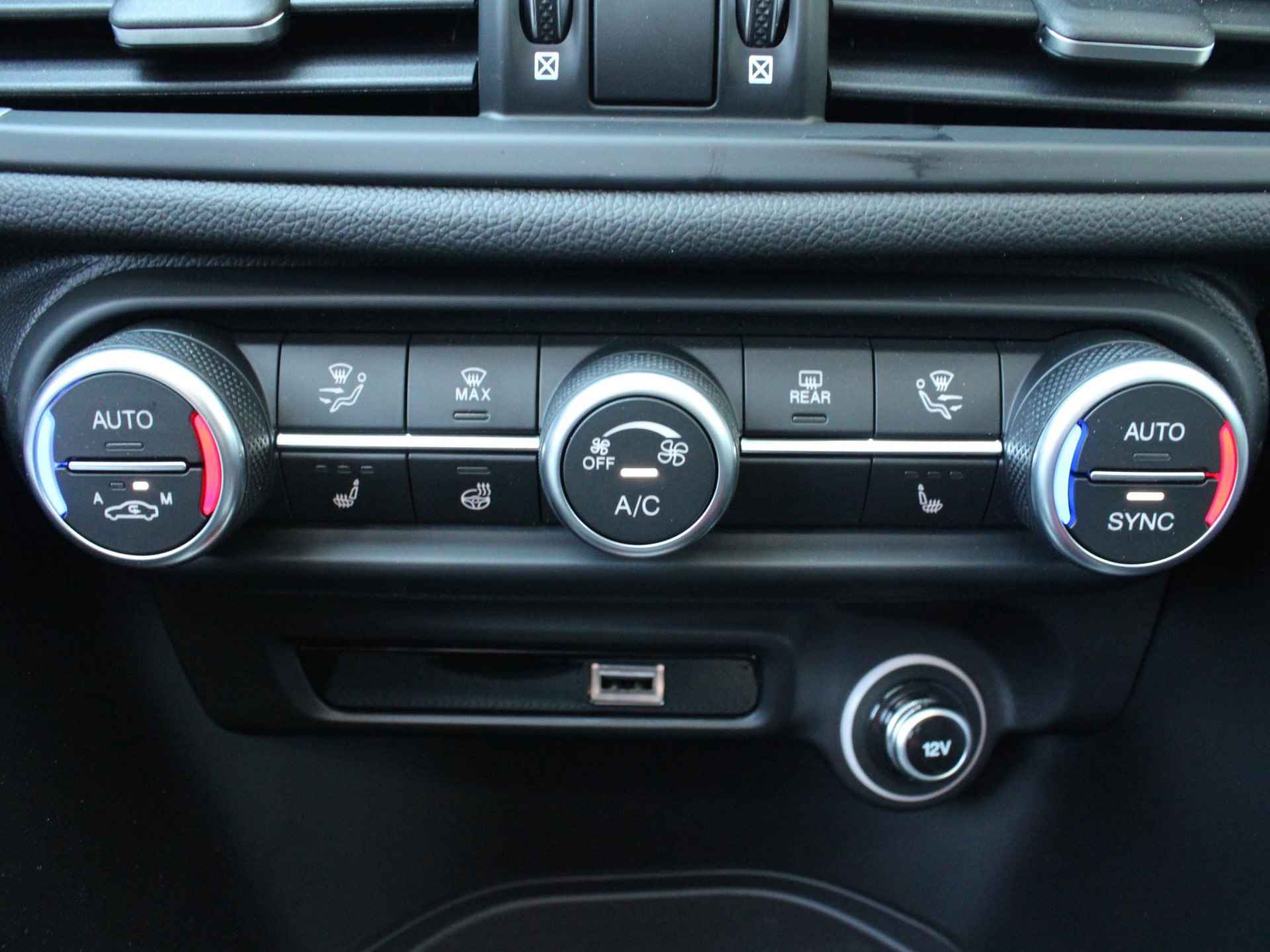 Alfa Romeo Giulia 2.0 Turbo Aut. 320pk AWD Veloce | Schuif-/Kanteldak | Xenon | Navi | Leder | Apple Carplay | 19" | Adas 2 | Stoel-/stuurverwarming | Camera | Harman Kardon - 14/35