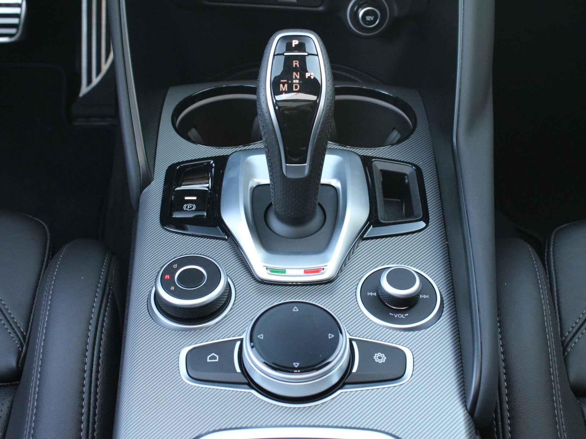 Alfa Romeo Giulia 2.0 Turbo Aut. 320pk AWD Veloce | Schuif-/Kanteldak | Xenon | Navi | Leder | Apple Carplay | 19" | Adas 2 | Stoel-/stuurverwarming | Camera | Harman Kardon - 18/35