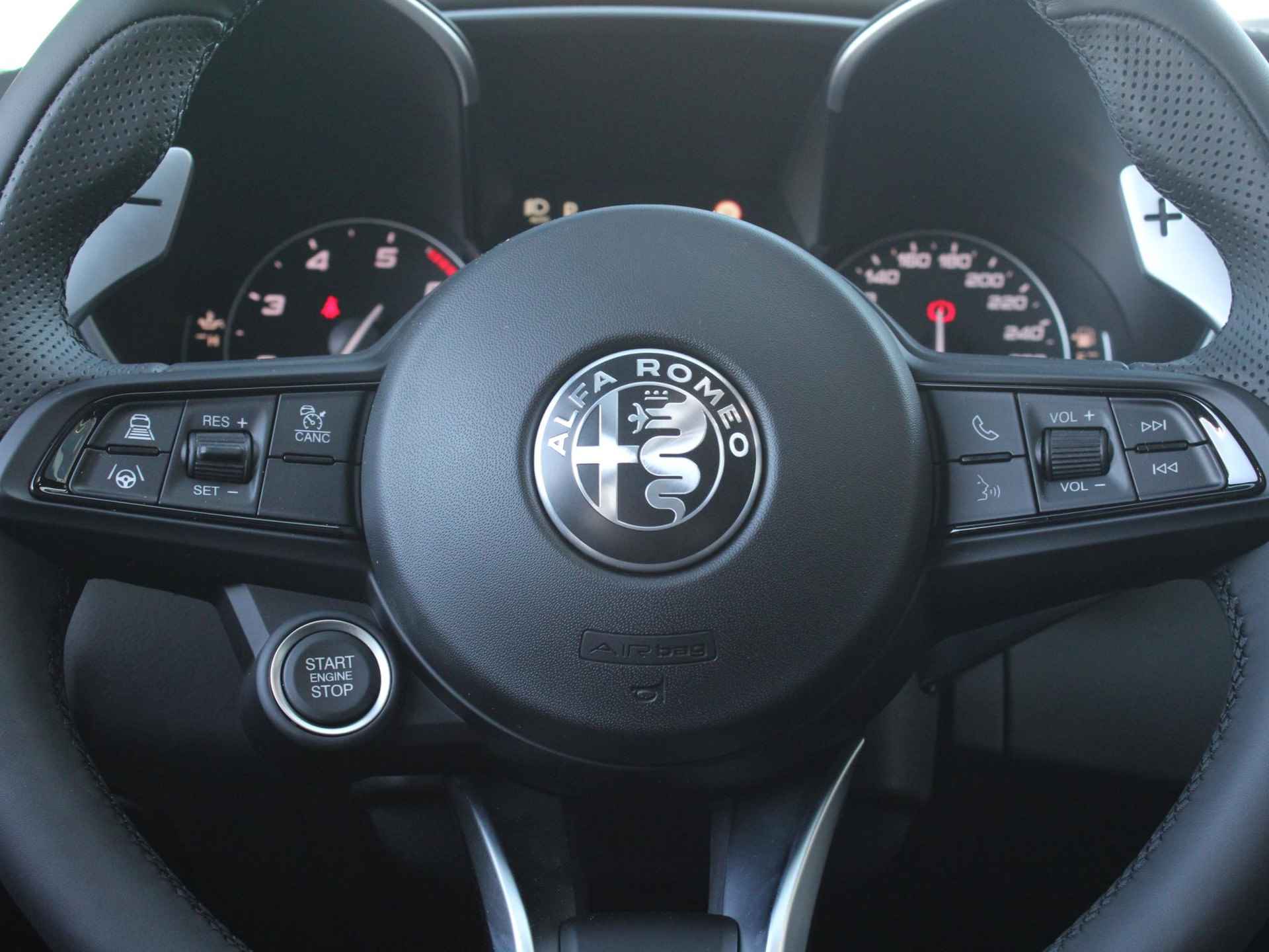 Alfa Romeo Giulia 2.0 Turbo Aut. 320pk AWD Veloce | Schuif-/Kanteldak | Xenon | Navi | Leder | Apple Carplay | 19" | Adas 2 | Stoel-/stuurverwarming | Camera | Harman Kardon - 31/35
