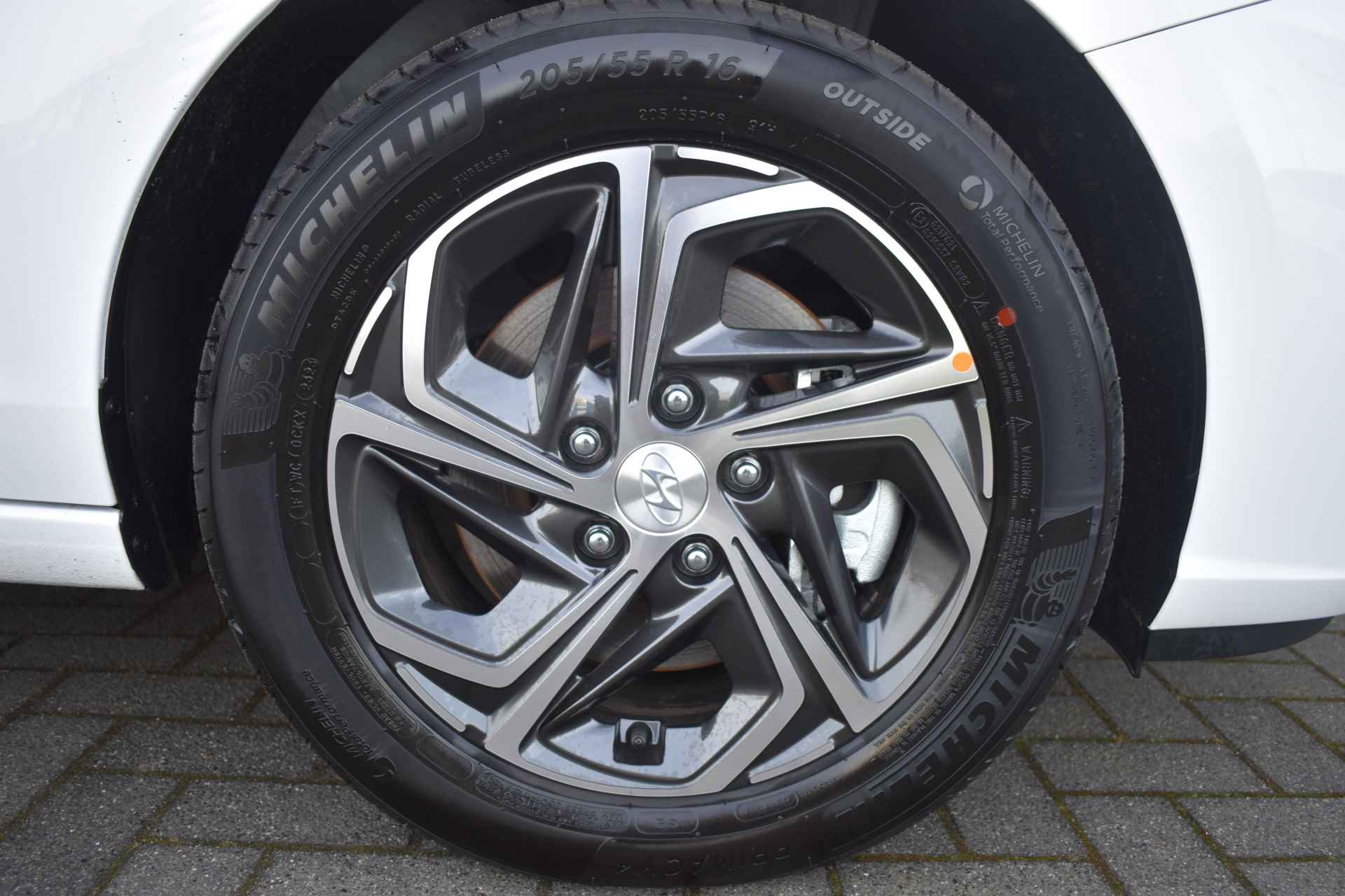 Hyundai i30 Wagon 1.0 T-GDi MHEV Comfort Smart VAN €33.295,- VOOR €30.230,- - 4/24