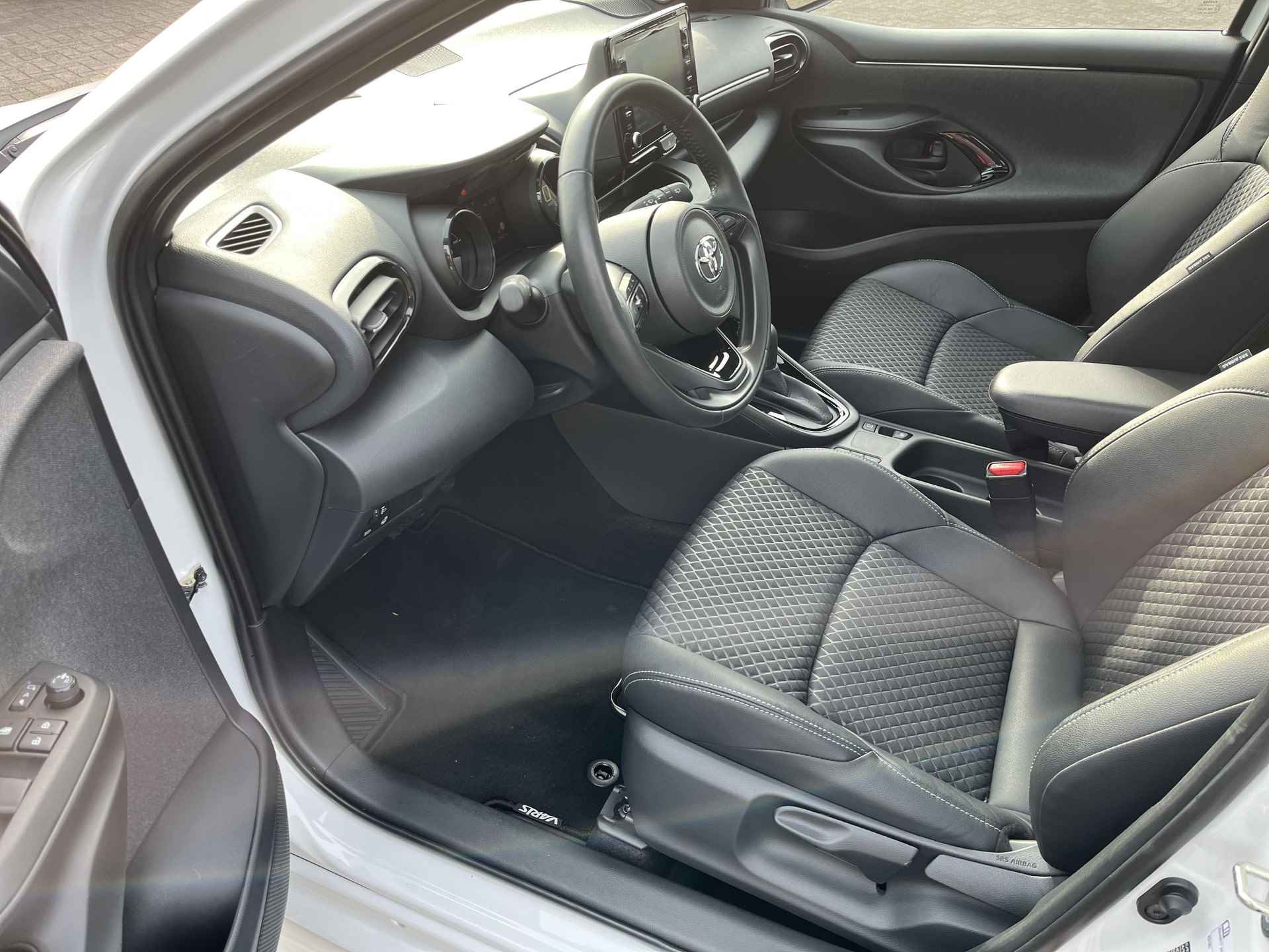 Toyota Yaris 1.5 Hybrid Executive | Navigatie | Apple CarPlay/Android auto | Achteruitrijcamera | Stuurverwarming | Stoelverwarming - 13/36