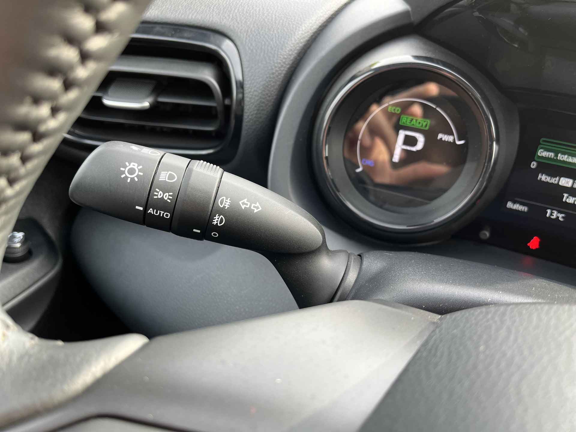 Toyota Yaris 1.5 Hybrid Executive | Navigatie | Apple CarPlay/Android auto | Achteruitrijcamera | Stuurverwarming | Stoelverwarming - 25/36
