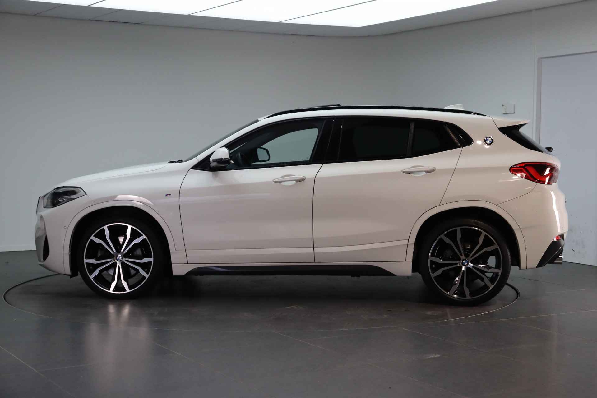 BMW X2 sDrive20i High Executive M Sport Automaat / Panoramadak / M Sportstoelen / LED / Stoelverwarming / Cruise Control / Head-Up / Park Assistant - 3/22