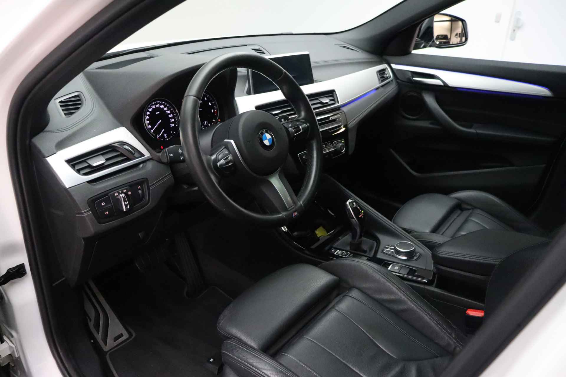 BMW X2 sDrive20i High Executive M Sport Automaat / Panoramadak / M Sportstoelen / LED / Stoelverwarming / Cruise Control / Head-Up / Park Assistant - 8/22