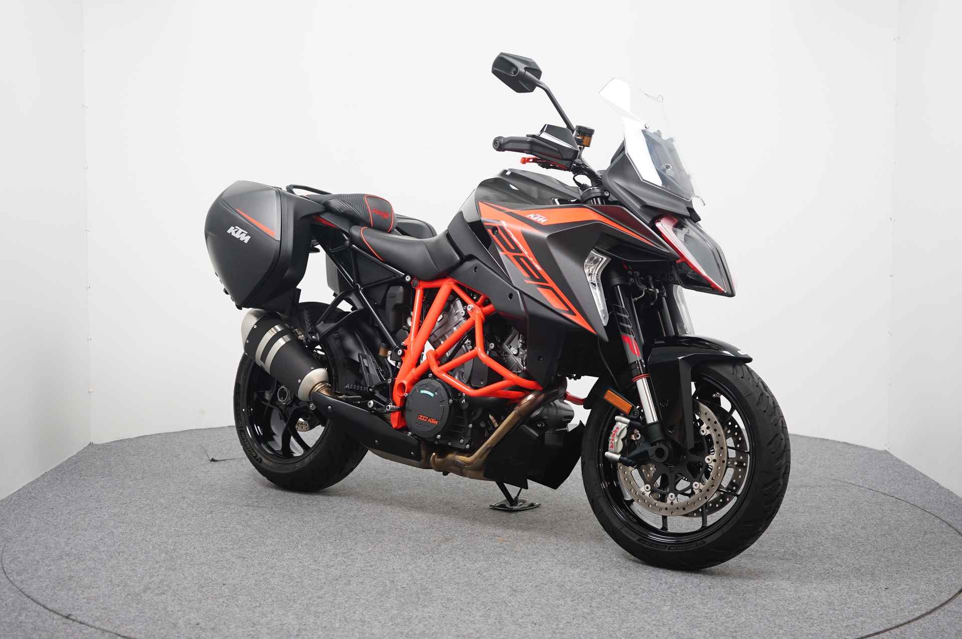 KTM 1290 SUPER DUKE GT - 2/23