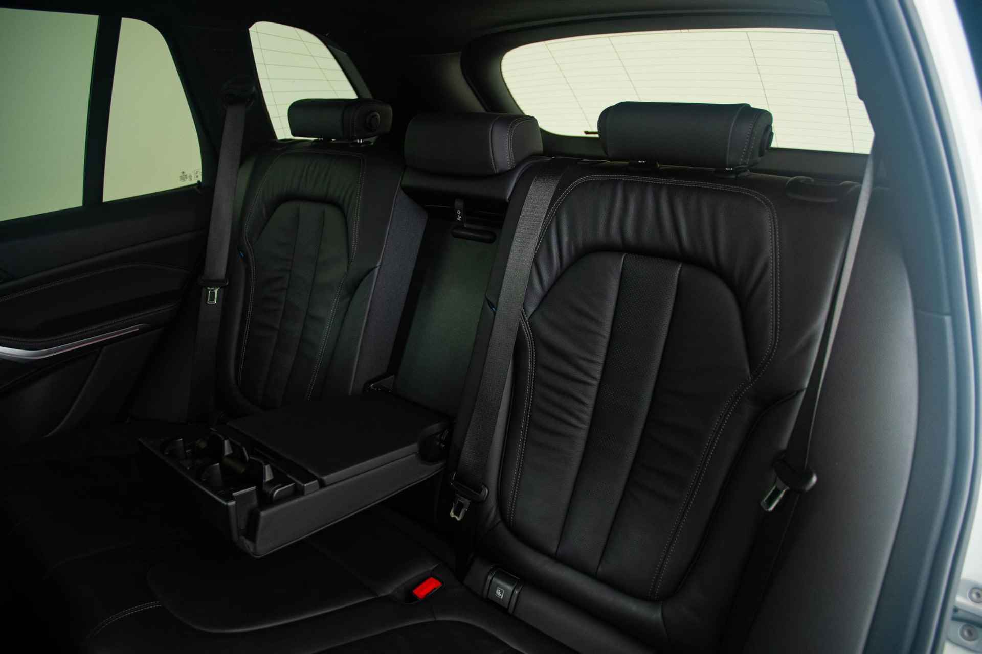 BMW X5 xDrive30d High Executive M-sport pakket - Trekhaak - Stoelverwarming - Sky Lounge Panoramadak - LED - Camera - Adaptive Cruise Control - Night Vision - Head-up Display - HiFi Audio - 12/39