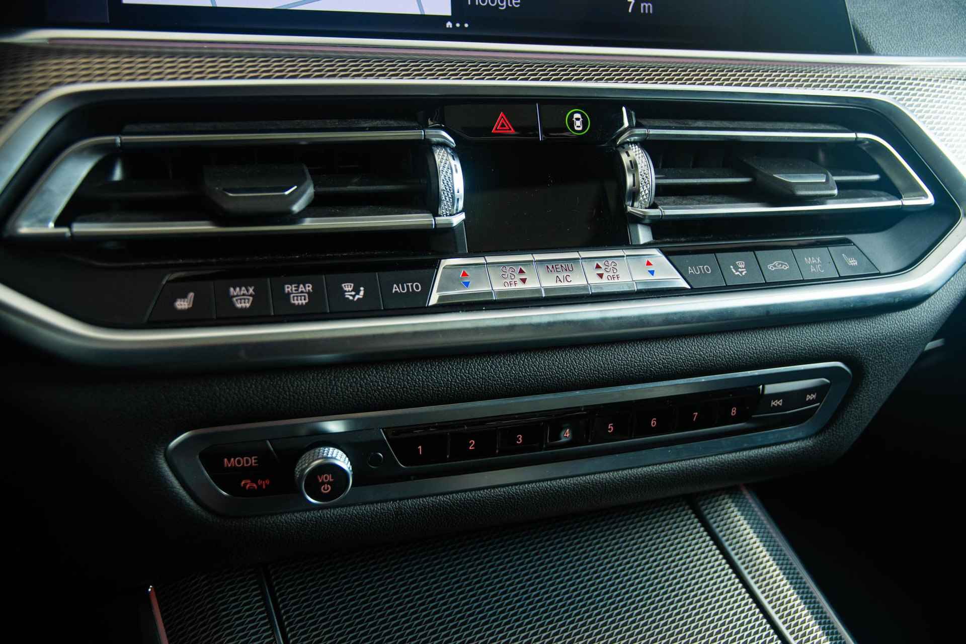 BMW X5 xDrive30d High Executive M-sport pakket - Trekhaak - Stoelverwarming - Sky Lounge Panoramadak - LED - Camera - Adaptive Cruise Control - Night Vision - Head-up Display - HiFi Audio - 28/39