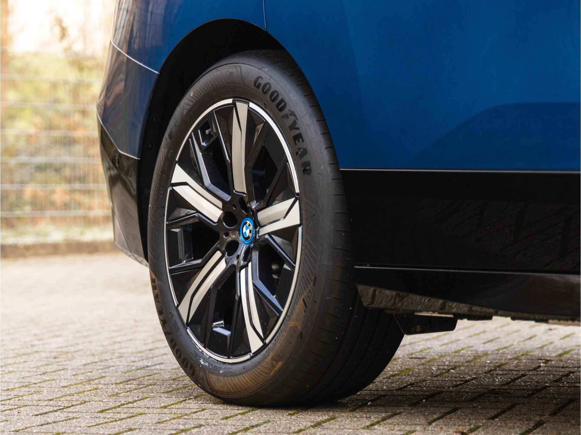 BMW iX xDrive50 - Adaptive Air - Active Steering - Bowers & Wilkins - 12/40