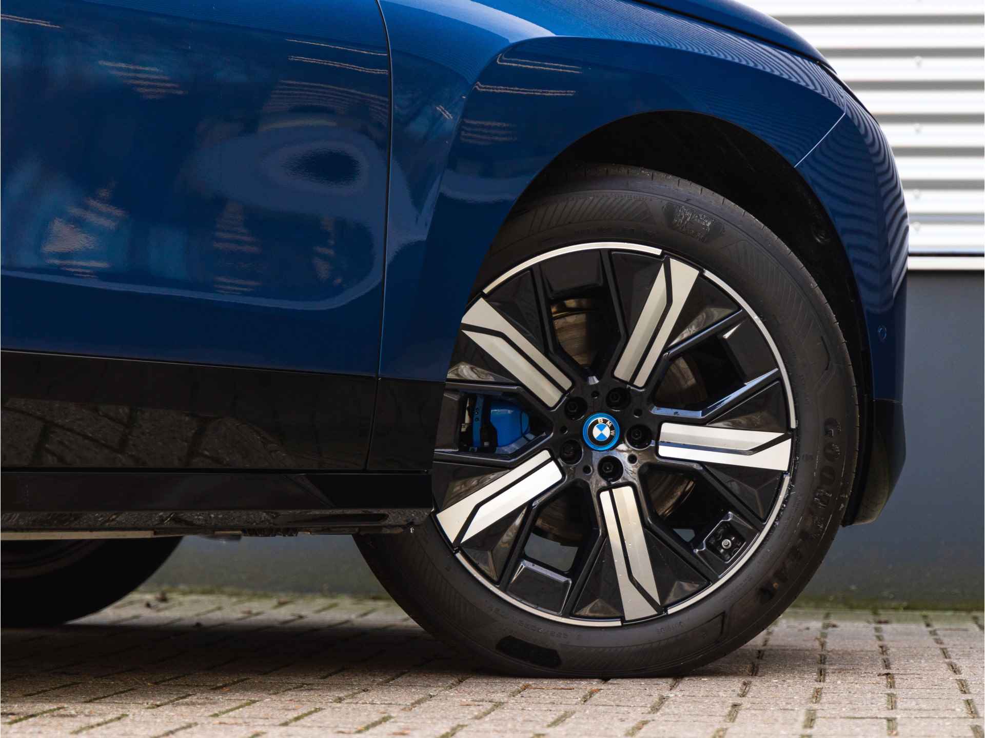 BMW iX xDrive50 - Adaptive Air - Active Steering - Bowers & Wilkins - 13/40