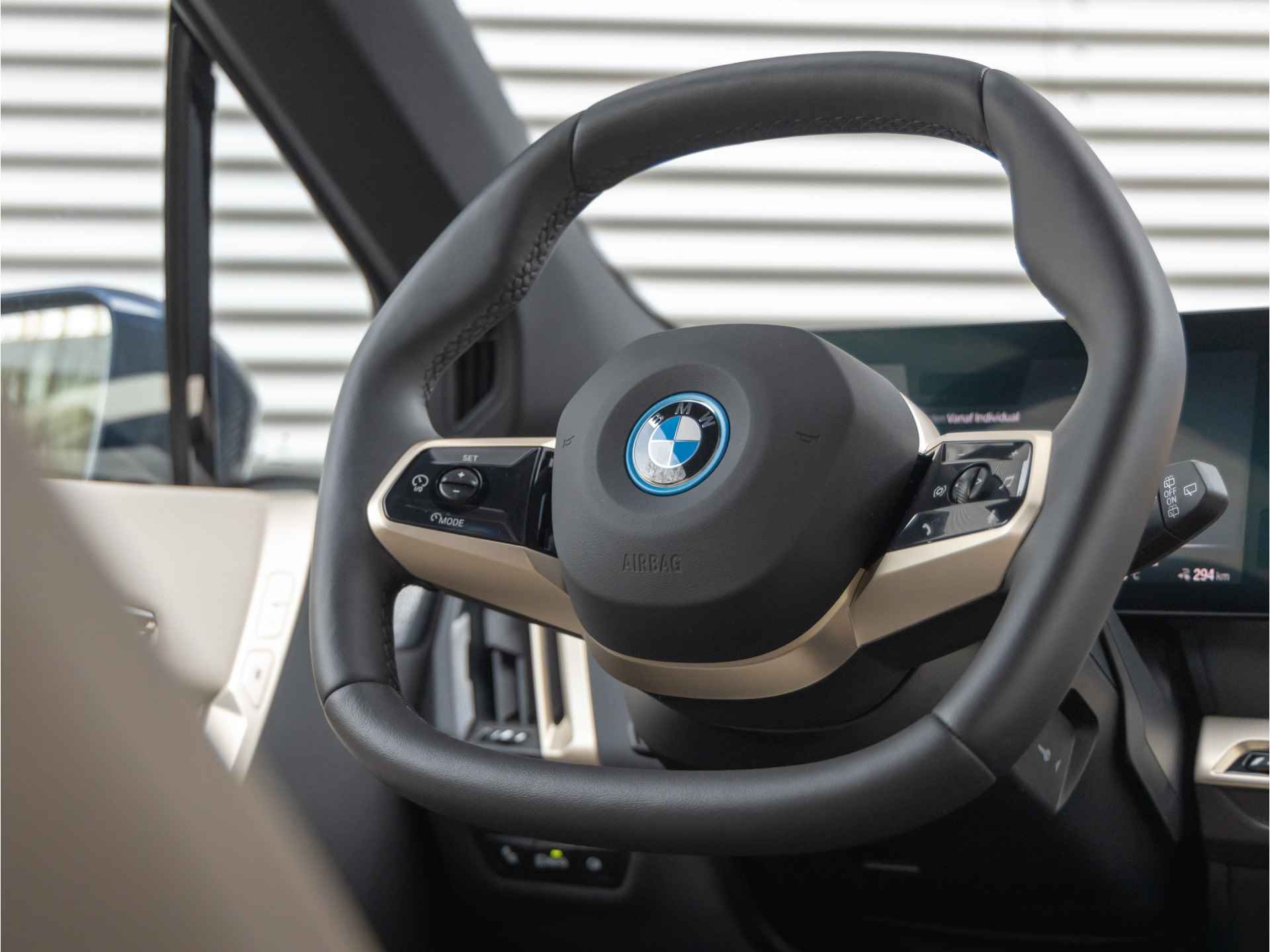 BMW iX xDrive50 - Adaptive Air - Active Steering - Bowers & Wilkins - 24/40