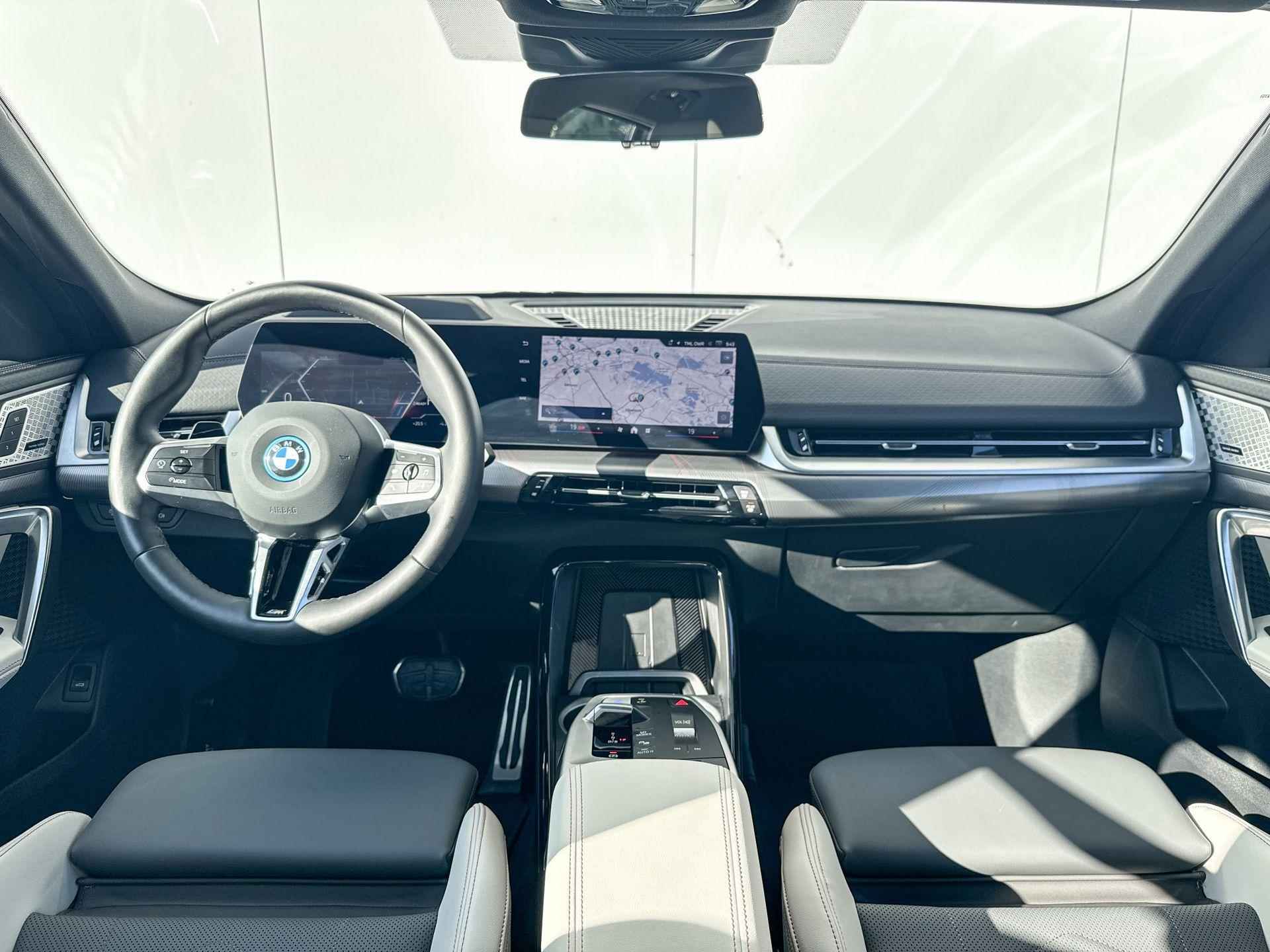 BMW iX2 xDrive30 M-Sport Stuurwielrand verwarming / Adaptief M-Onderstel / Comfort Acces / Electrische Zwenkhaak / Panorama Dak / Stoelverstelling Electrisch met Memory / Adaptieve Led Koplampen / Driving Assistant Prof / Harman Kardon / Selections - 8/25