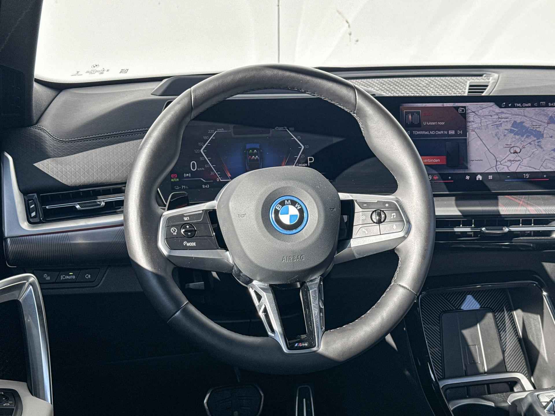 BMW iX2 xDrive30 M-Sport Stuurwielrand verwarming / Adaptief M-Onderstel / Comfort Acces / Electrische Zwenkhaak / Panorama Dak / Stoelverstelling Electrisch met Memory / Adaptieve Led Koplampen / Driving Assistant Prof / Harman Kardon / Selections - 9/25