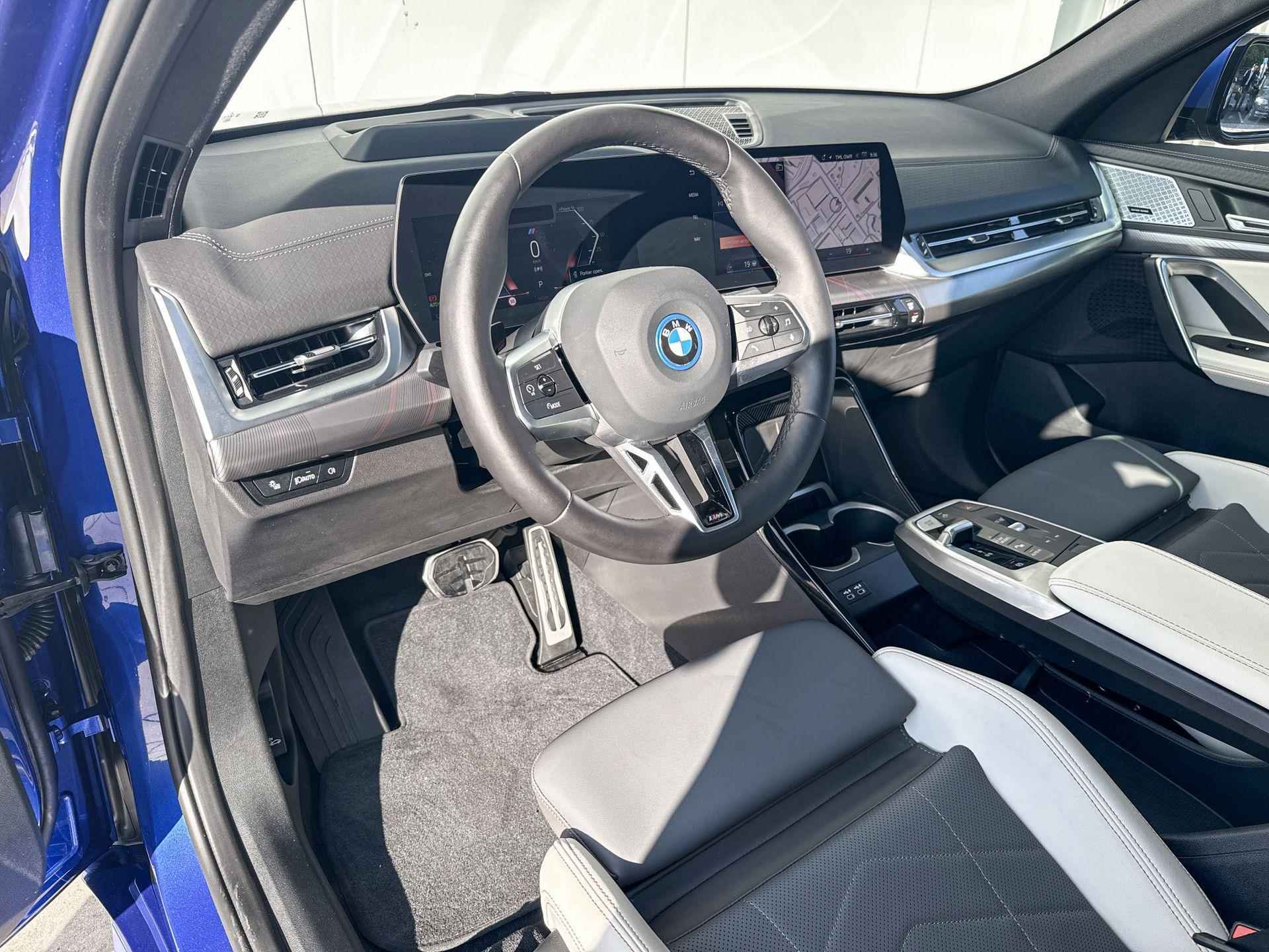 BMW iX2 xDrive30 M-Sport Stuurwielrand verwarming / Adaptief M-Onderstel / Comfort Acces / Electrische Zwenkhaak / Panorama Dak / Stoelverstelling Electrisch met Memory / Adaptieve Led Koplampen / Driving Assistant Prof / Harman Kardon / Selections - 25/25