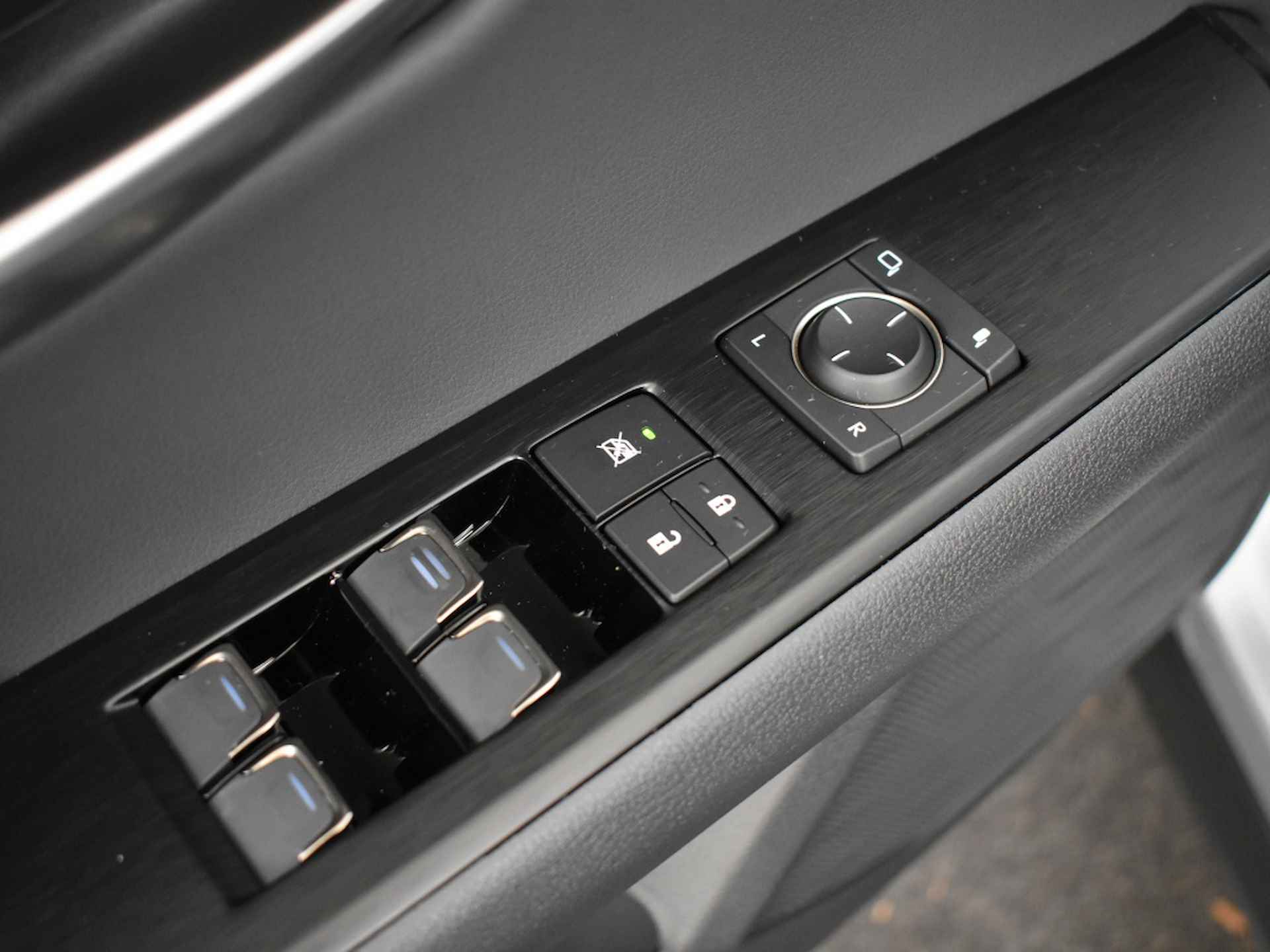 Lexus UX 250h Executive Line | Open dak | NETTODEAL - 31/37