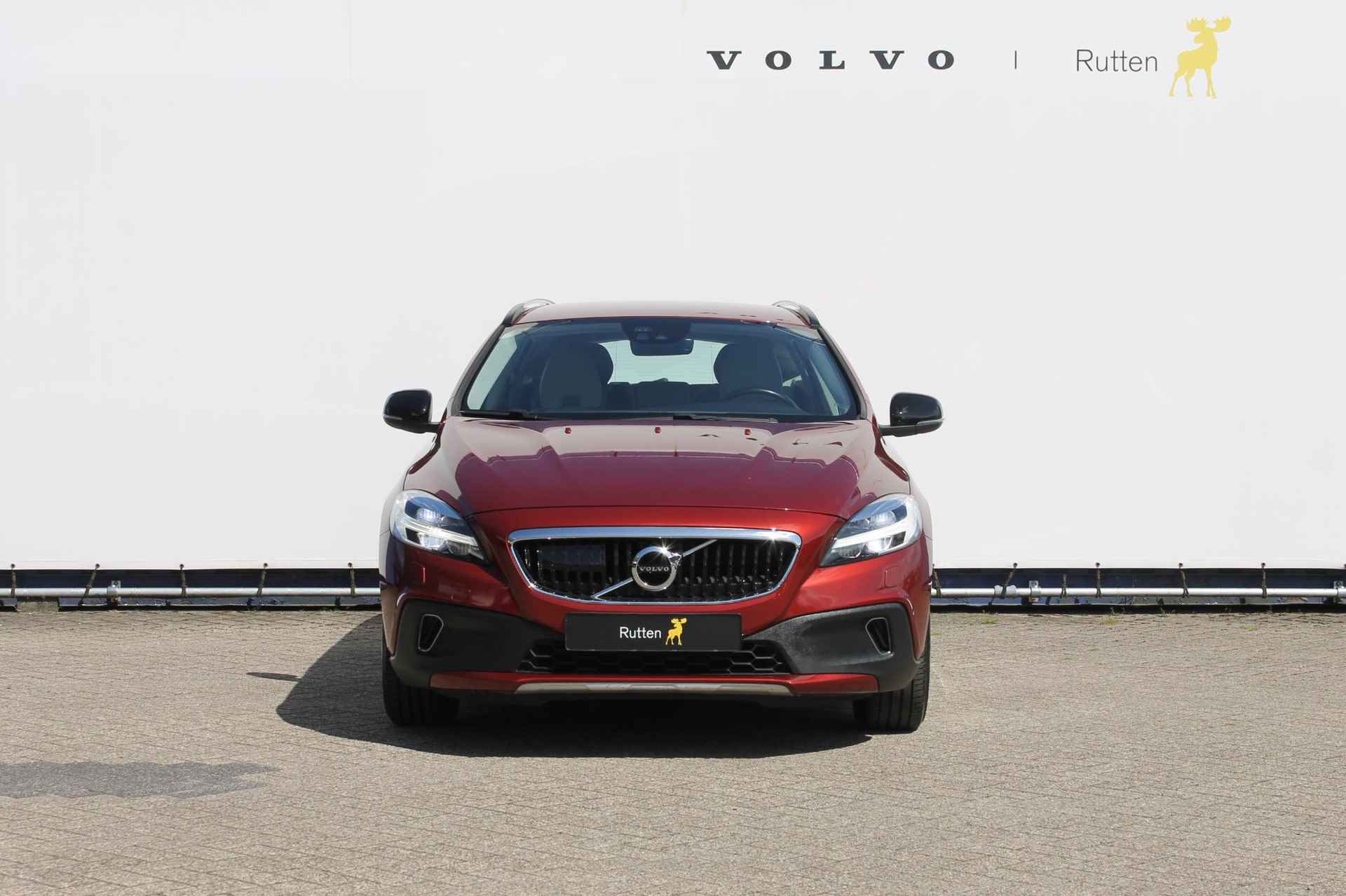 Volvo V40 Cross Country T3 Nordic+ Standkachel / Adaptieve Cruise Control / Trekhaak / Climate Control / Blis / Distance Control / Navigatie / Parkeersensoren achter - 2/27