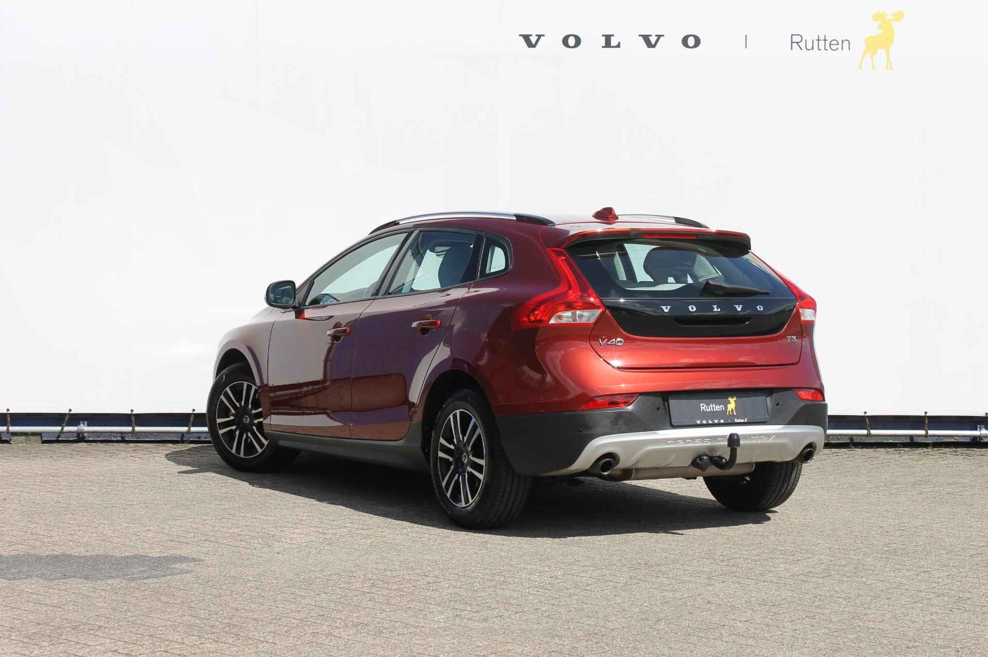 Volvo V40 Cross Country T3 Nordic+ Standkachel / Adaptieve Cruise Control / Trekhaak / Climate Control / Blis / Distance Control / Navigatie / Parkeersensoren achter - 7/27