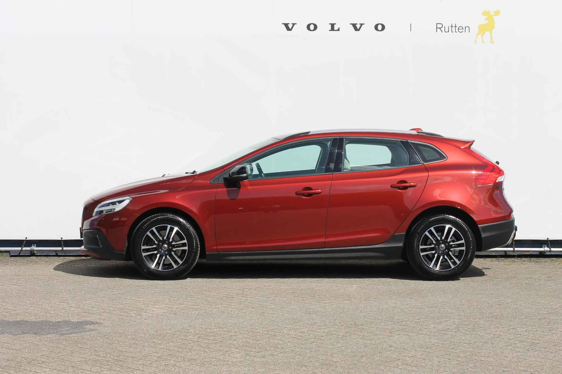 Volvo V40 Cross Country T3 Nordic+ Standkachel / Adaptieve Cruise Control / Trekhaak / Climate Control / Blis / Distance Control / Navigatie / Parkeersensoren achter - 8/27