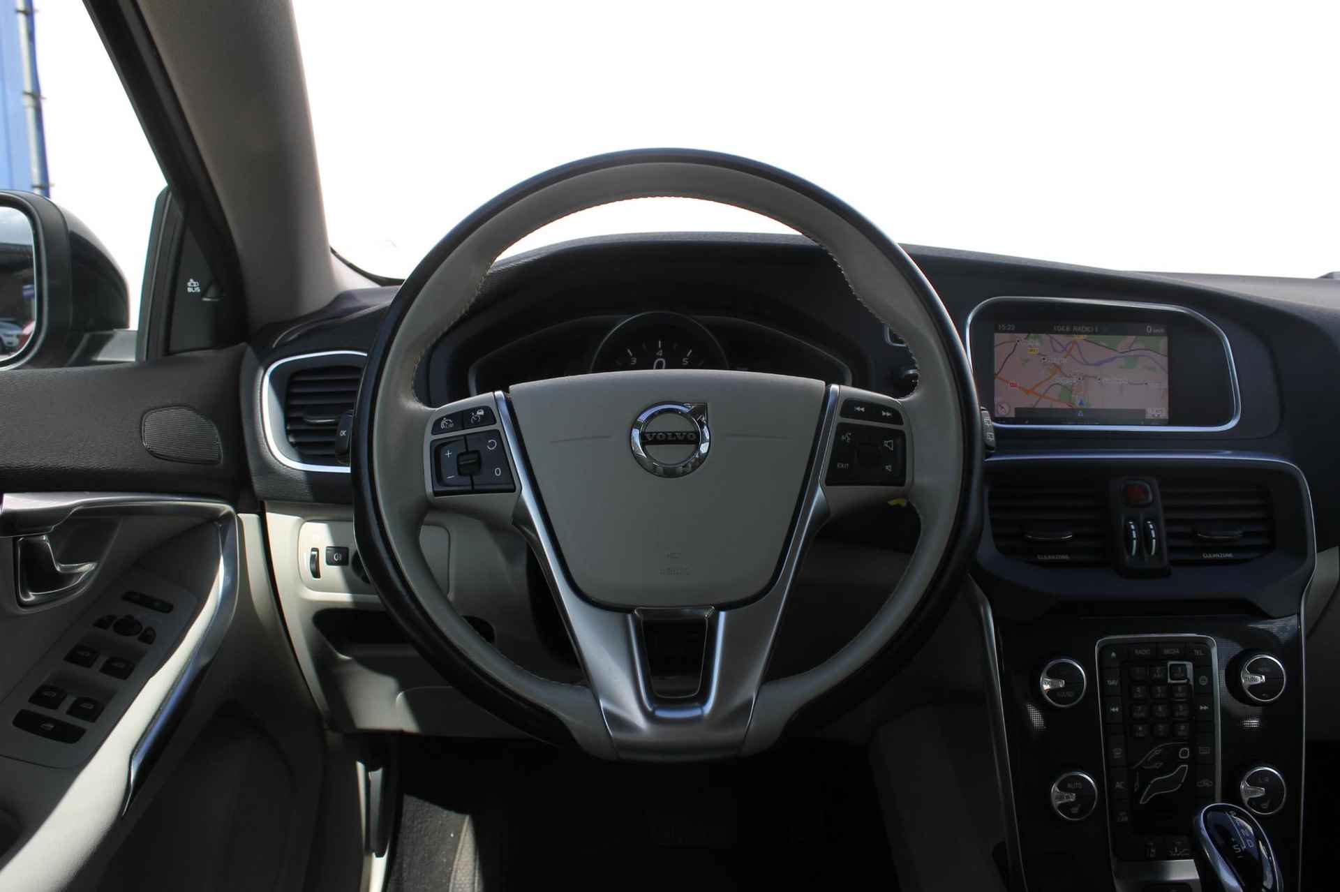 Volvo V40 Cross Country T3 Nordic+ Standkachel / Adaptieve Cruise Control / Trekhaak / Climate Control / Blis / Distance Control / Navigatie / Parkeersensoren achter - 23/27