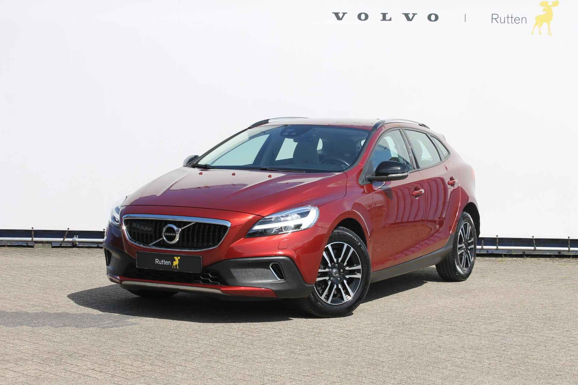 Volvo V40 Cross Country T3 Nordic+ Standkachel / Adaptieve Cruise Control / Trekhaak / Climate Control / Blis / Distance Control / Navigatie / Parkeersensoren achter - 2/27