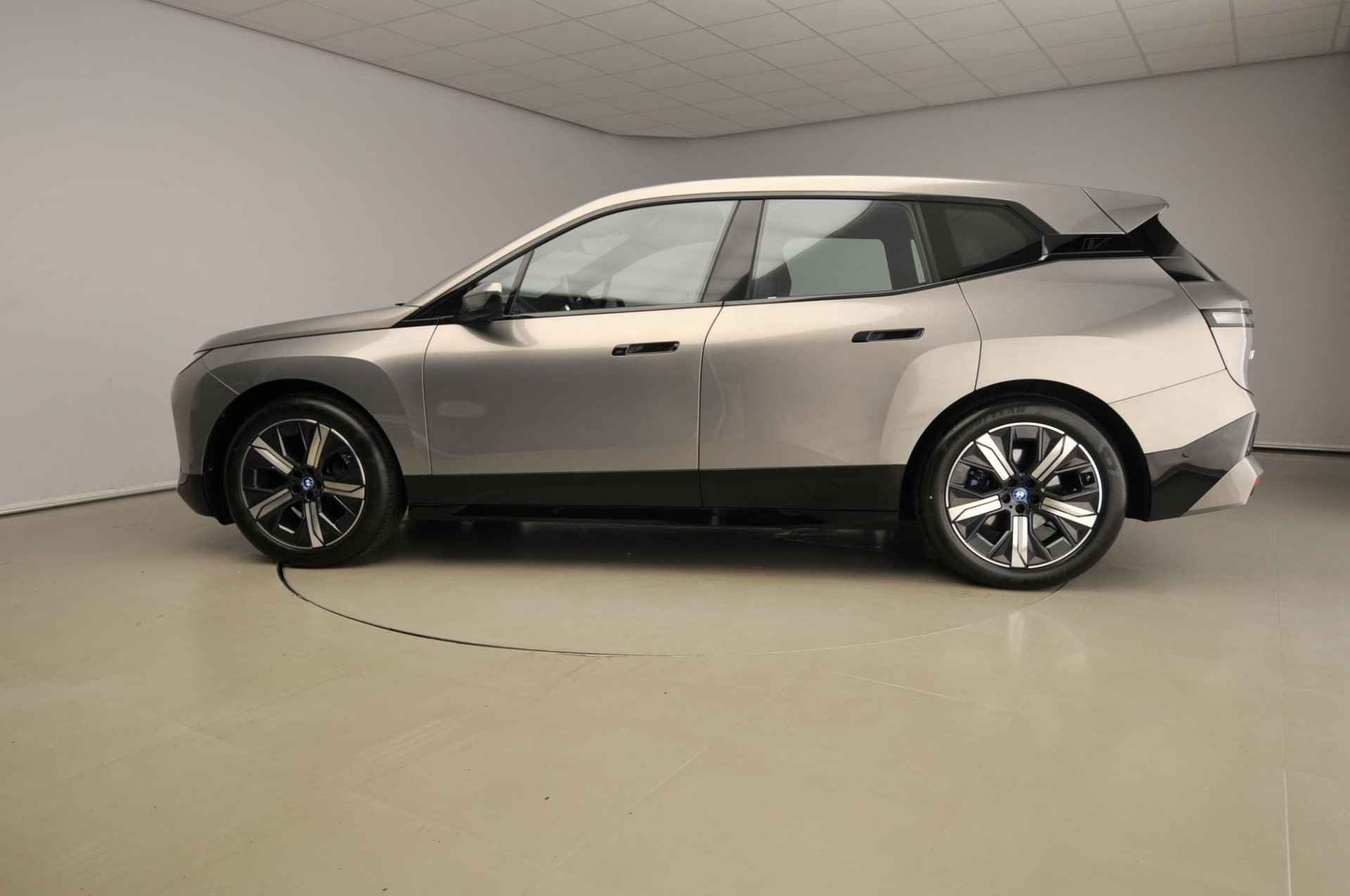 BMW iX xDrive40 Business Edition Plus 77 kWh Laserlicht | Navigatie | Schuifdak | Keyles go | Stoelverwarming | DAB | Harman-kardon sound | Alu 21 inch - 4/59