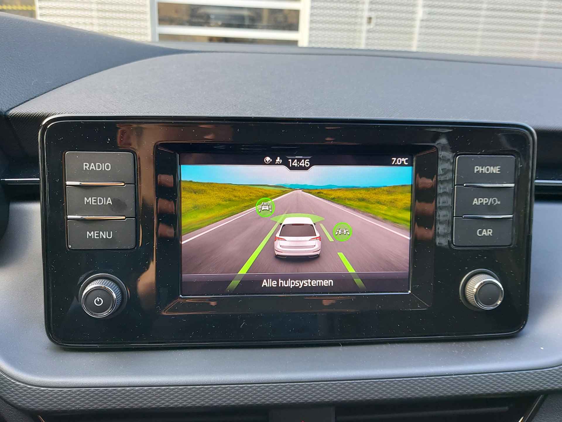 Škoda Scala 1.0 TSI Ambition Carplay, extra getint glas achter, lm vegen 16 inch, verwarmde buiten spiegels - 14/31